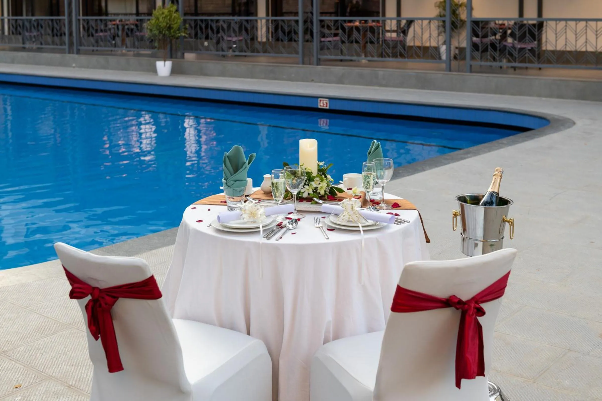 Restaurant/places to eat in Vivanta Mangalore Oldport Road - Formerly Known as Taj Manjarun