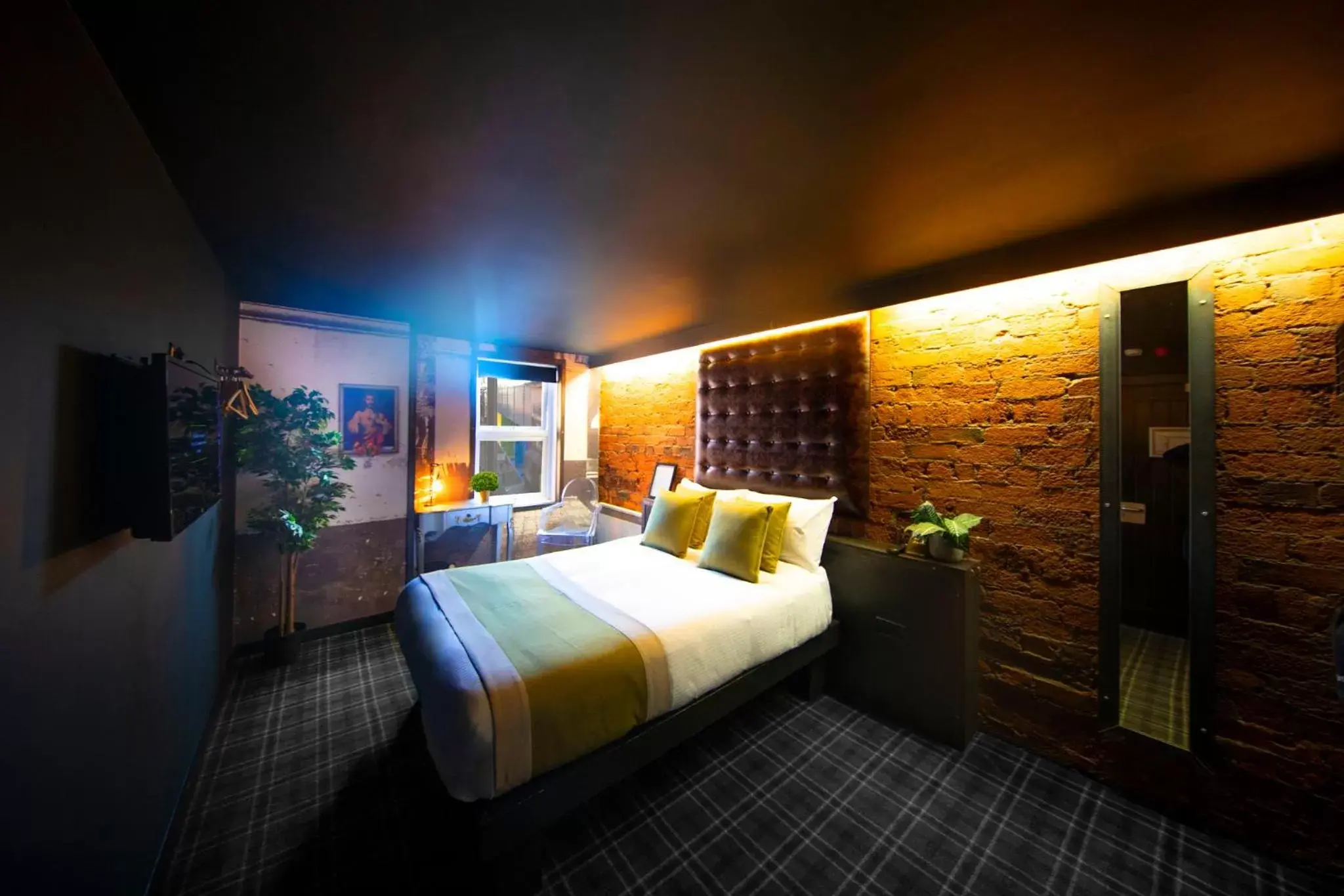 Bedroom, Bed in Briggate Hotel