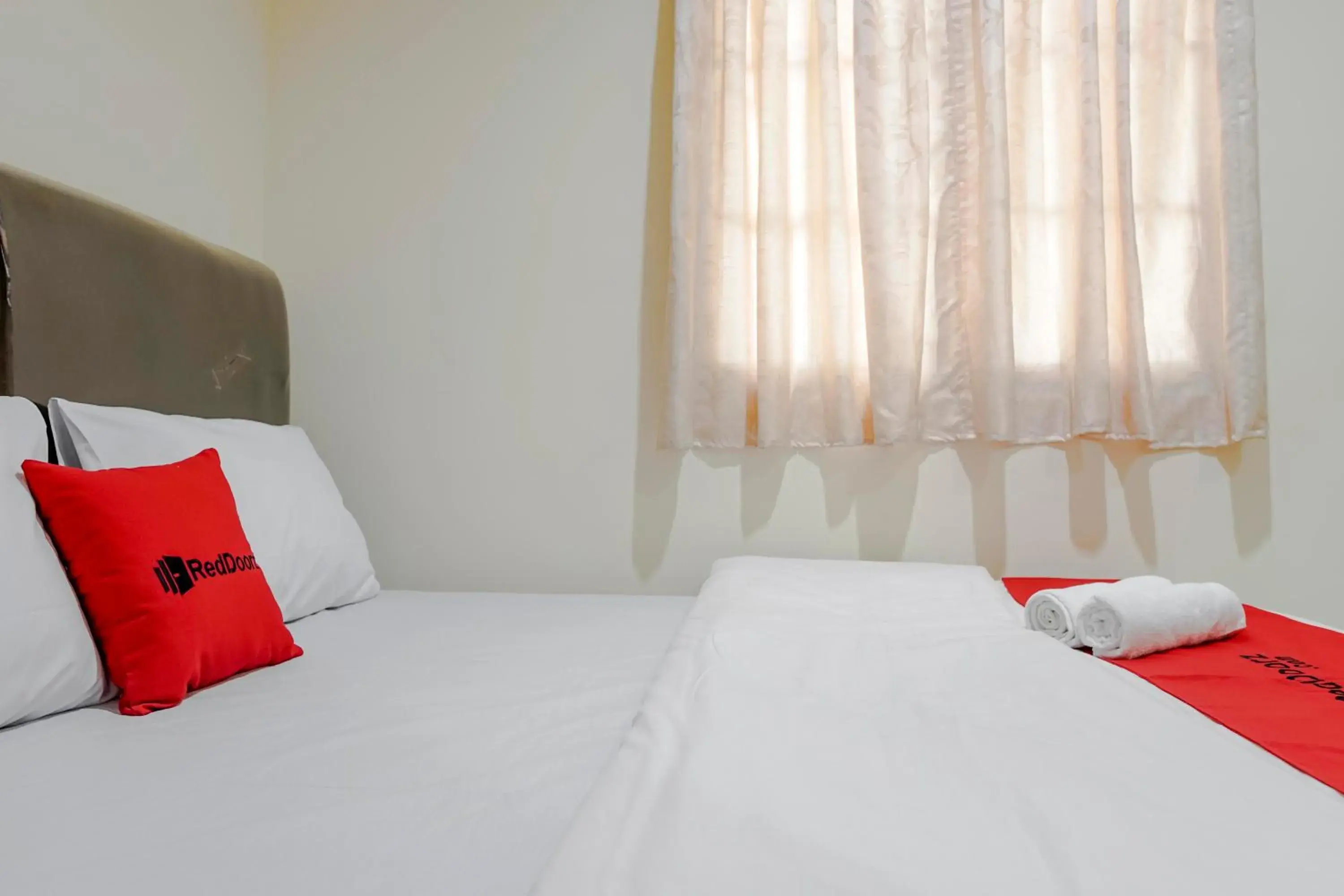 Bedroom, Bed in RedDoorz @ Jalan Biak Roxy Jakarta