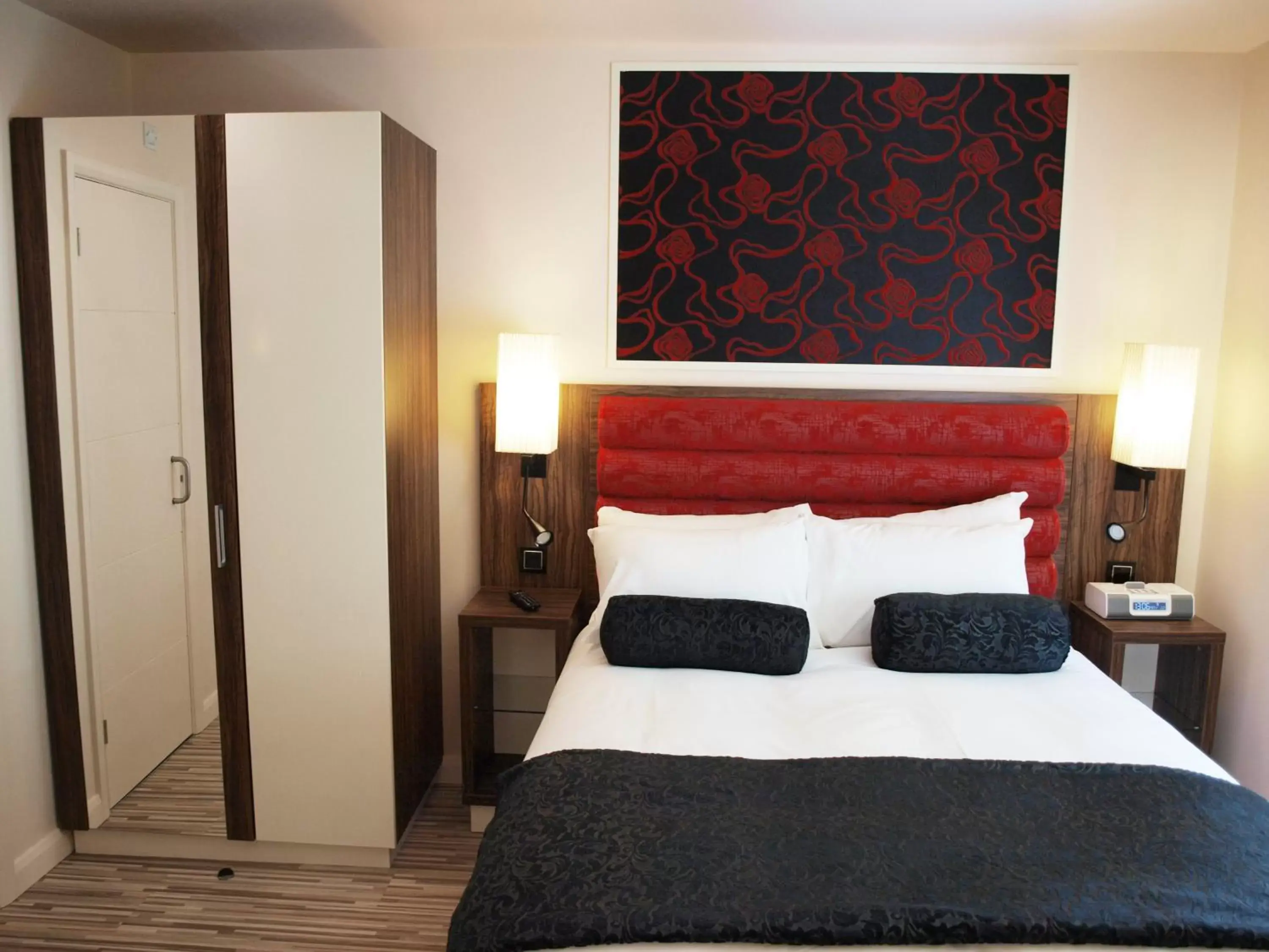 Bedroom, Bed in Simply Rooms & Suites