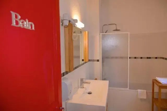 Bathroom in Hôtel Colisée-Verdun Centre Gare Saint-Roch