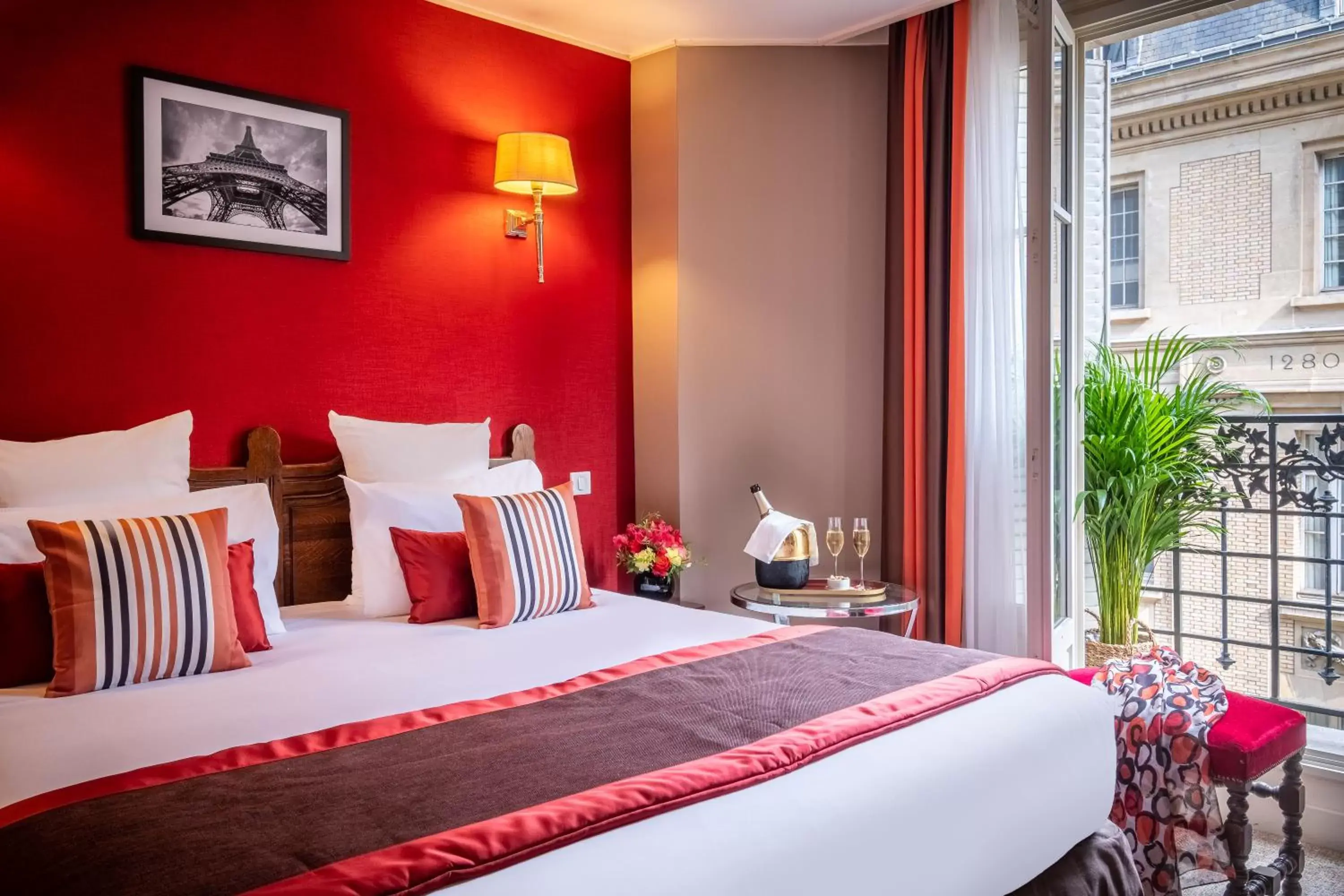 Bed in Hotel Trianon Rive Gauche