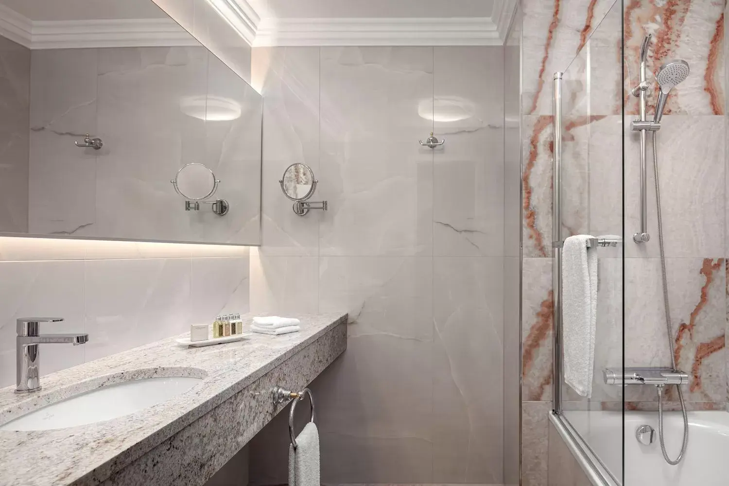 Bathroom in Art Deco Imperial Hotel