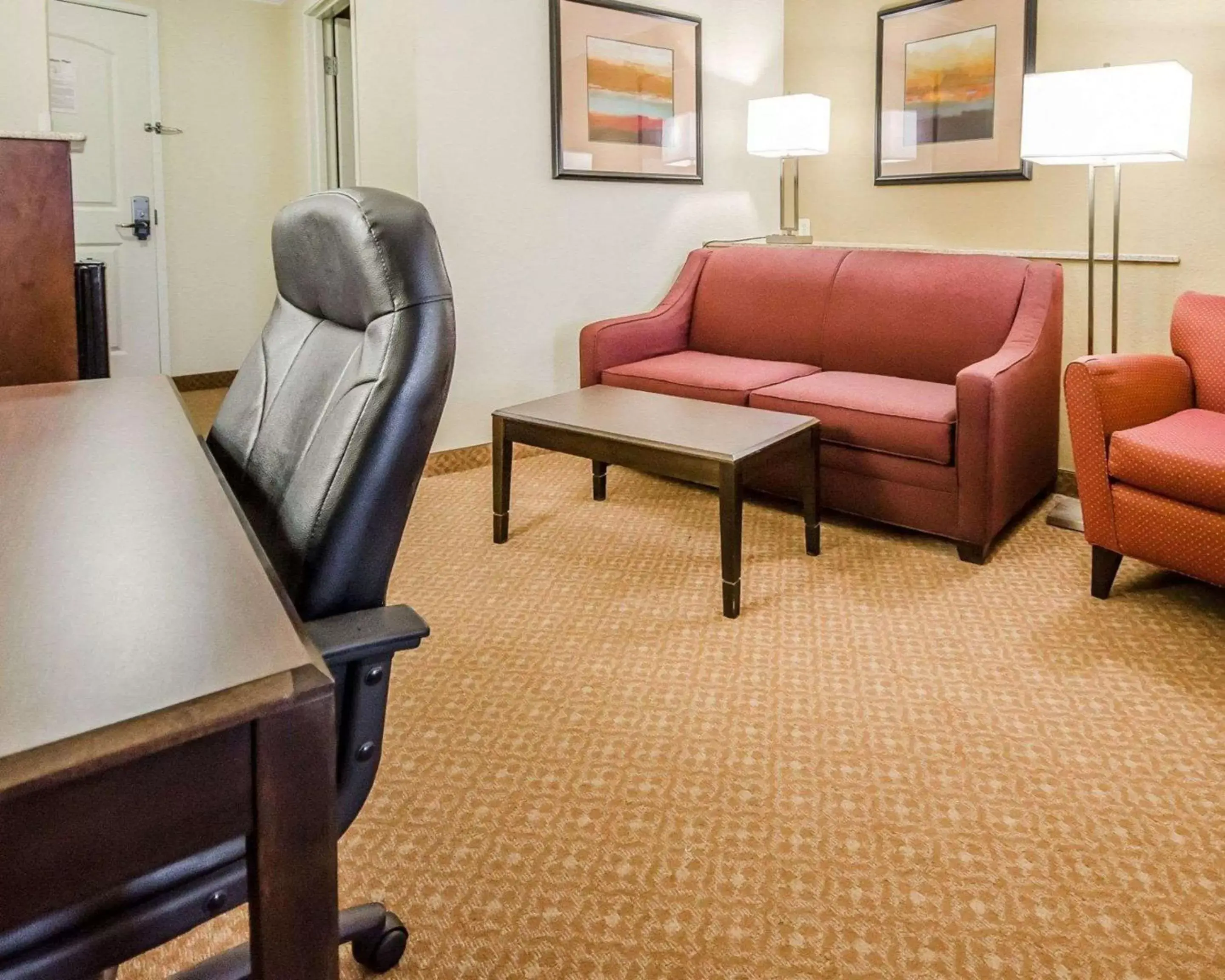 Photo of the whole room, Seating Area in Comfort Suites Elizabethtown