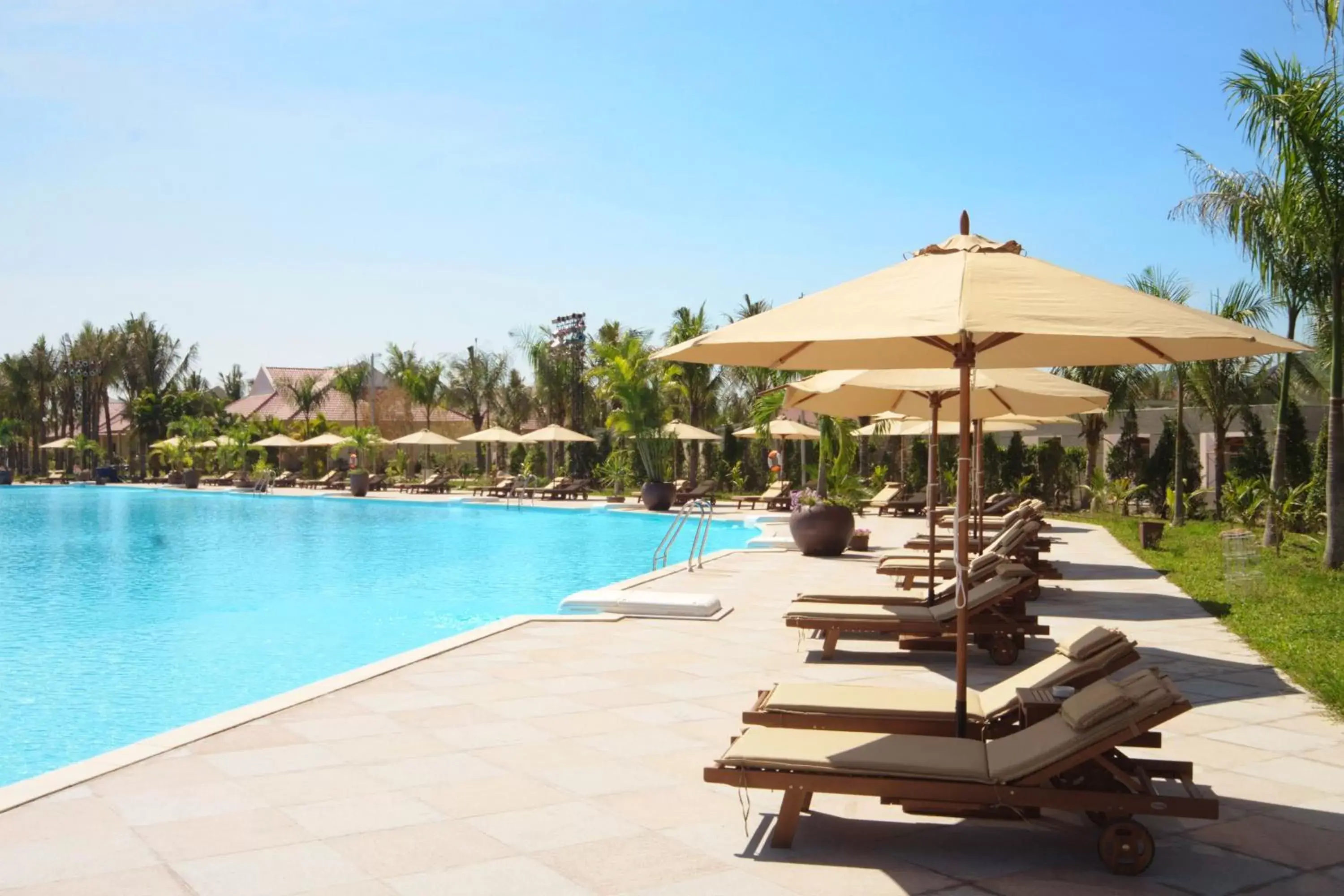 Swimming Pool in Diamond Bay Resort & Spa