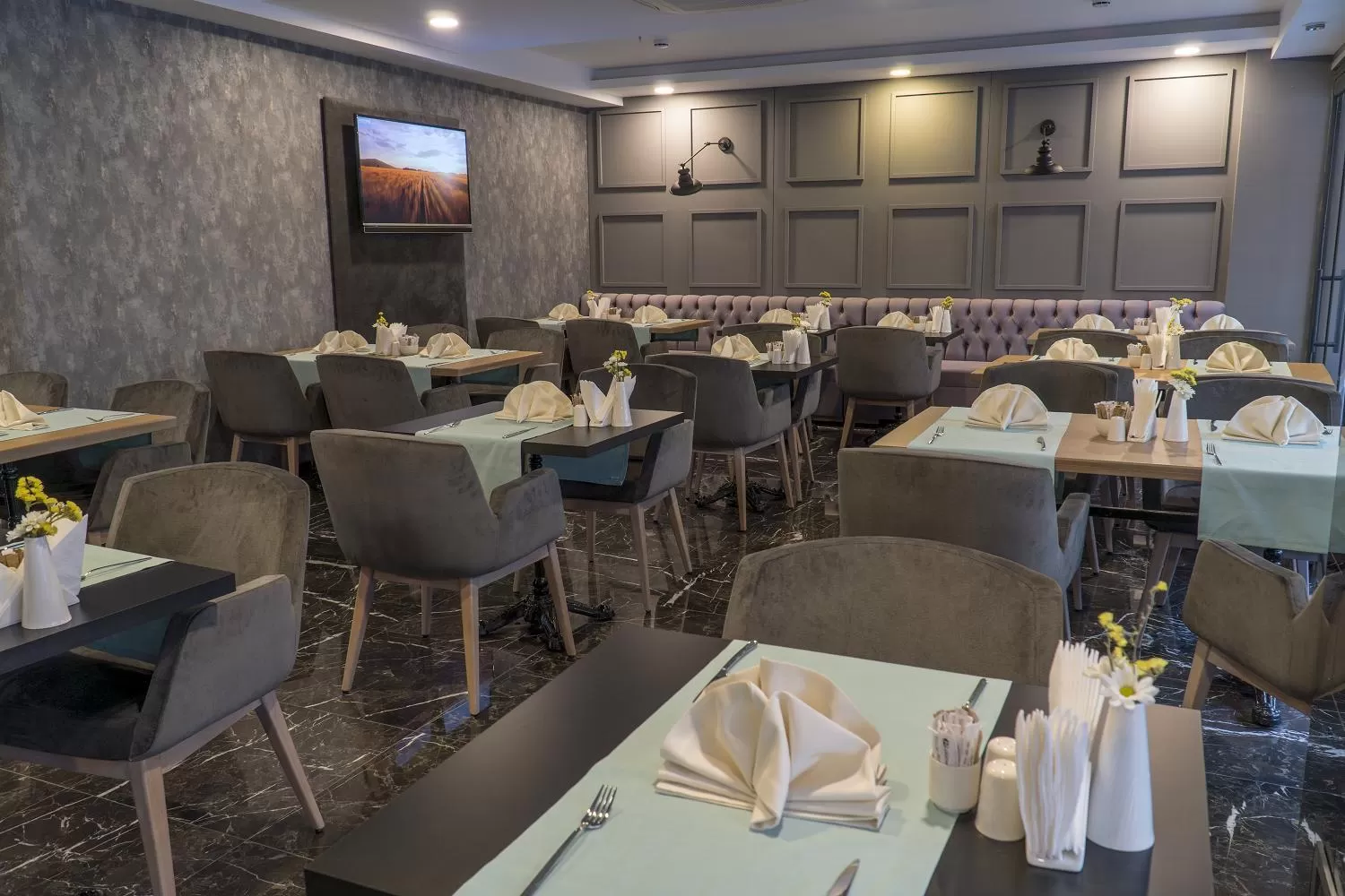 Restaurant/places to eat in Greymark Hotel