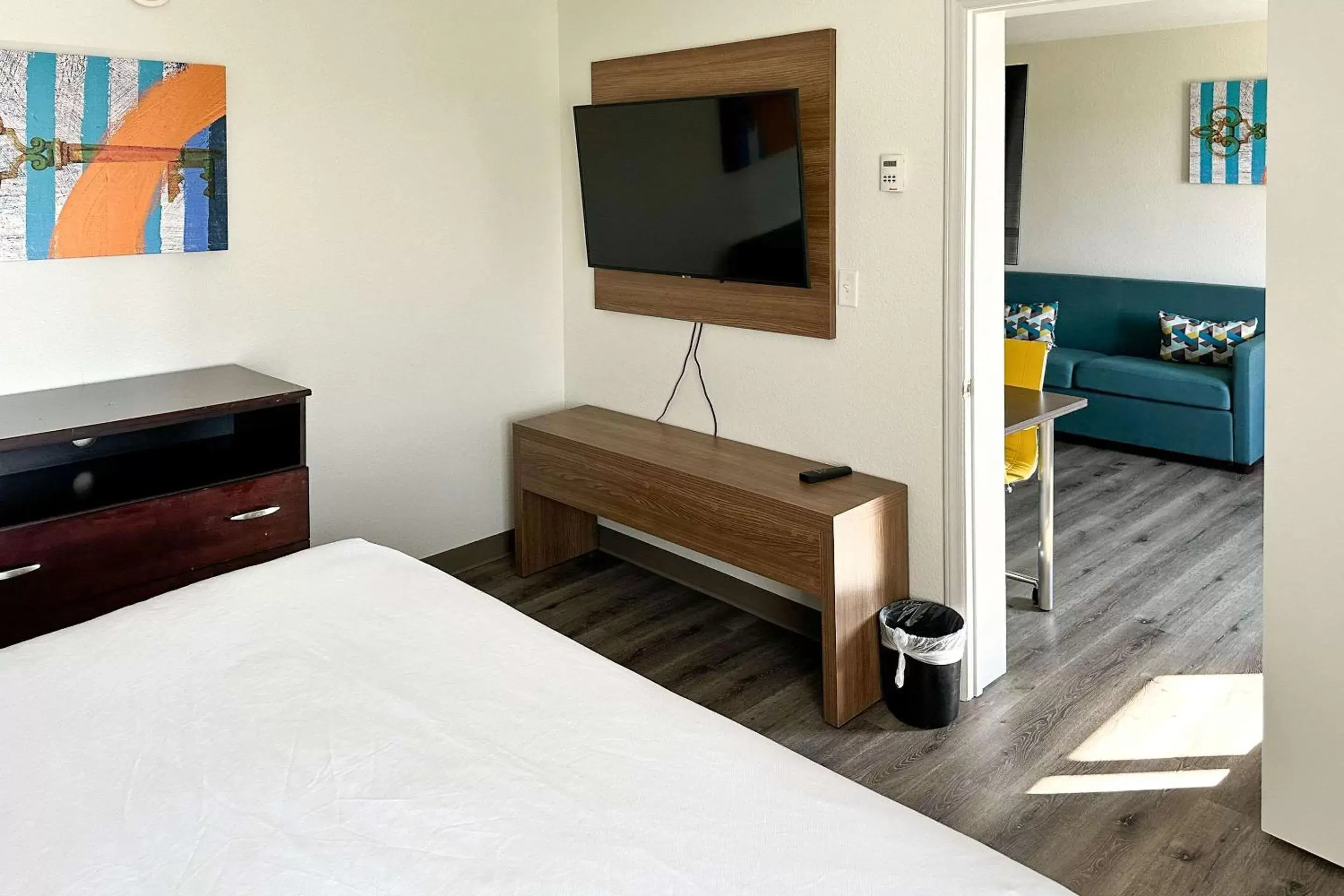 Bedroom, TV/Entertainment Center in MainStay Suites