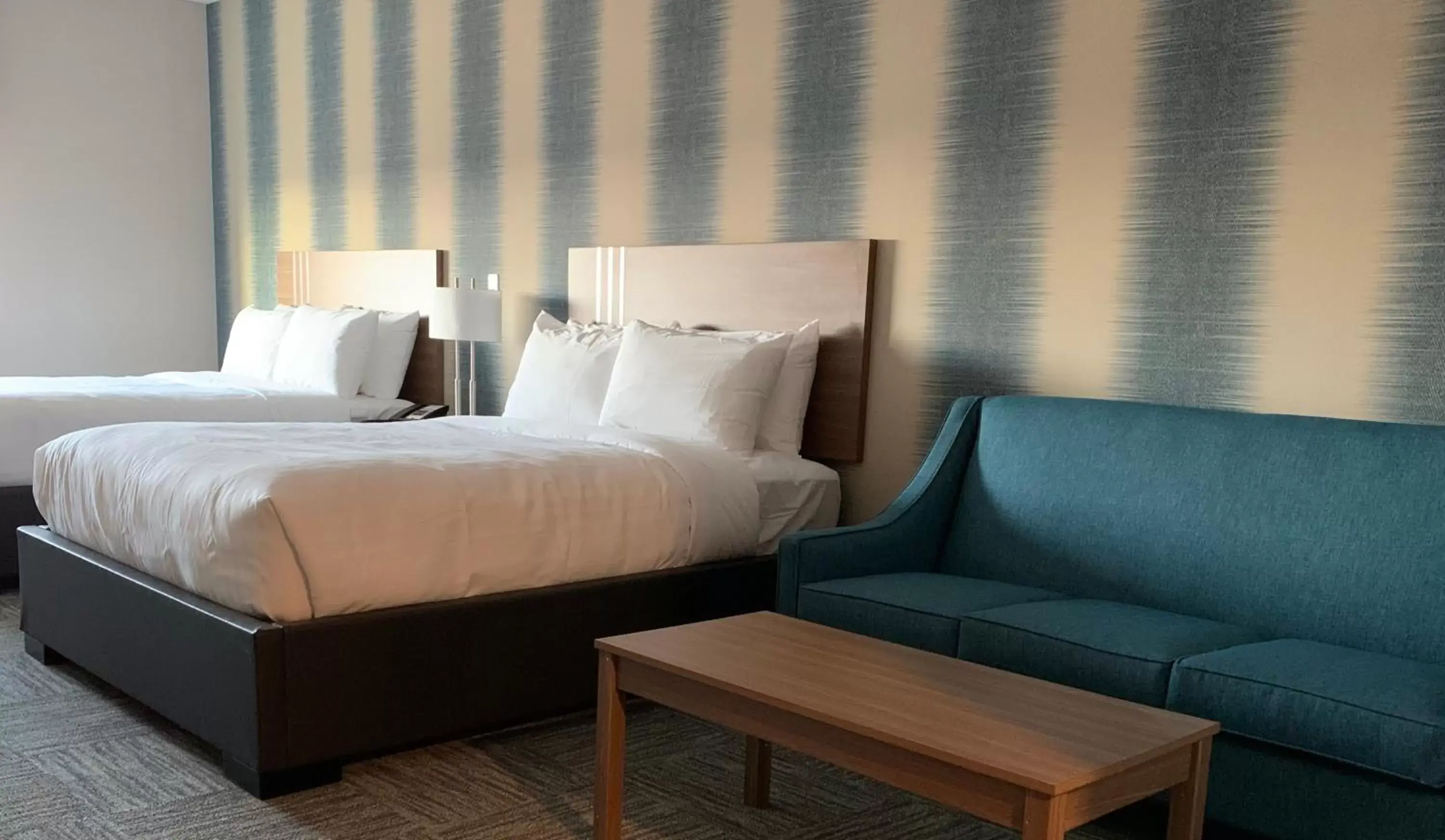 Bedroom, Bed in Meridian Inn & Suites Regina Airport
