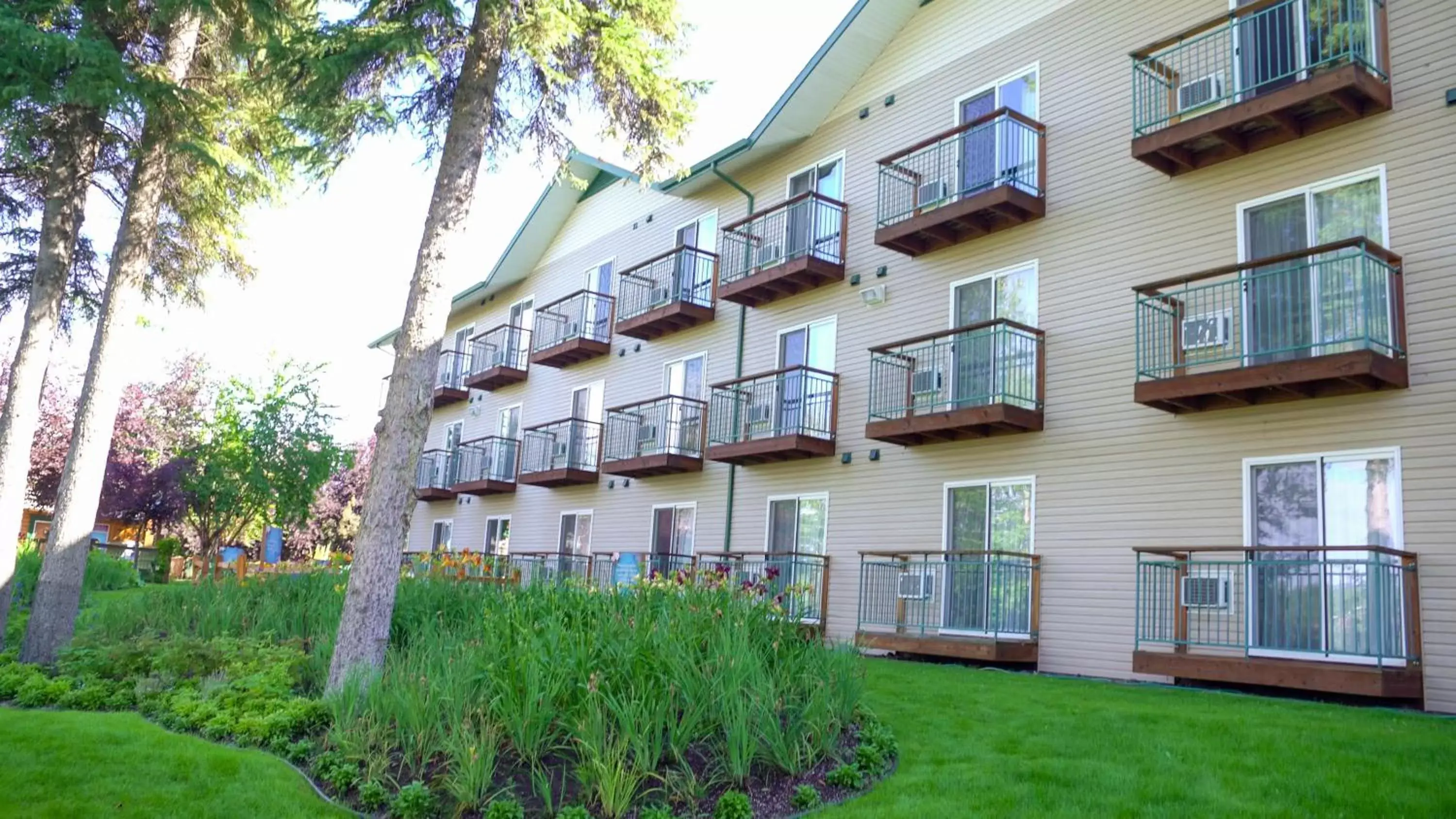 Garden, Property Building in Pike's Waterfront Lodge