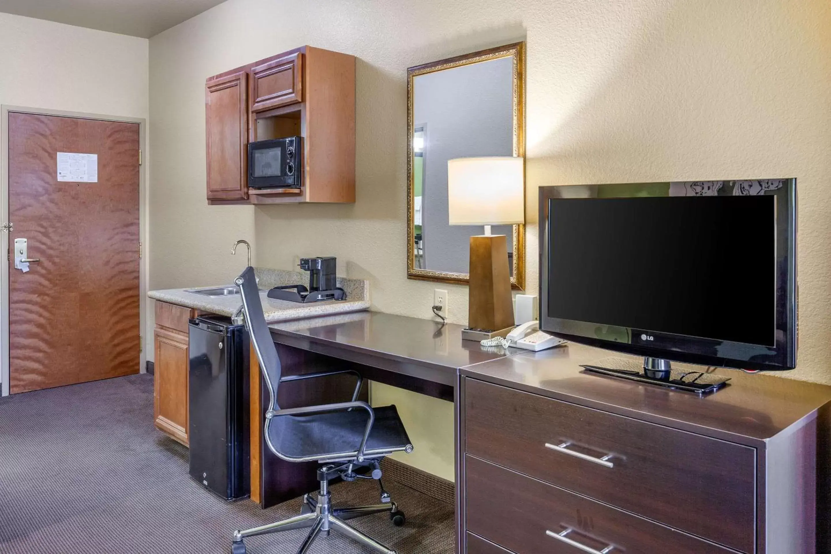 Photo of the whole room, TV/Entertainment Center in Sleep Inn & Suites Hewitt - South Waco