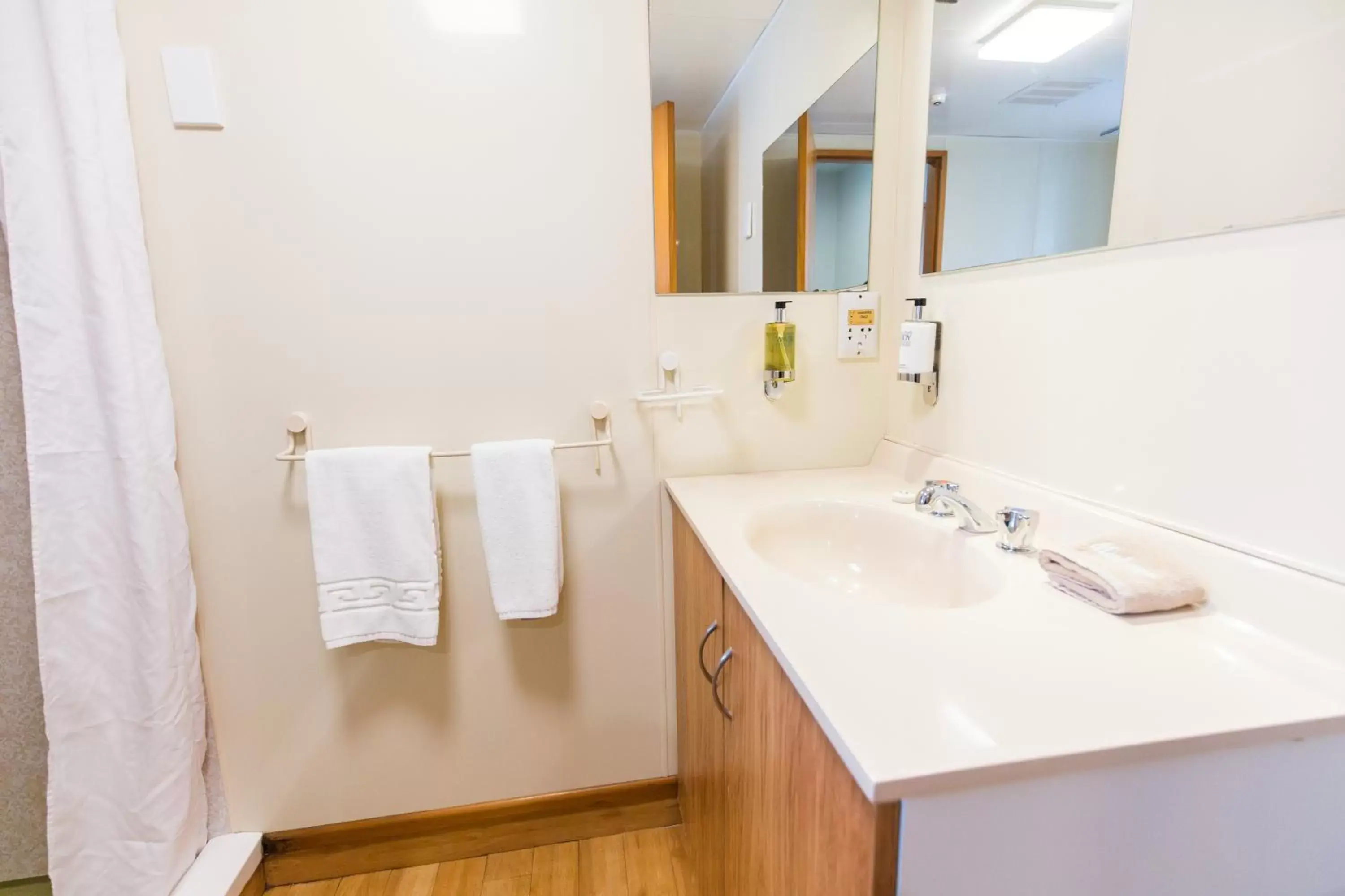 Bathroom in Airport Gateway Motor Lodge