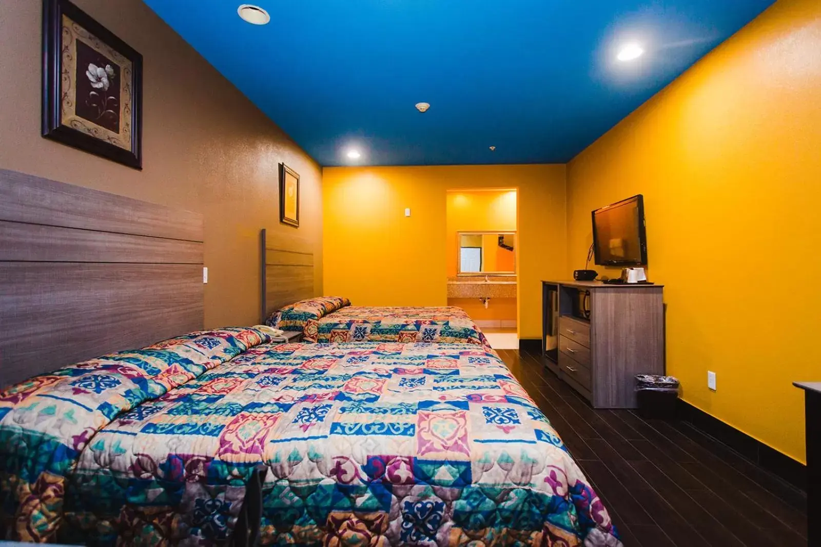 Bedroom, Bed in Moonlight Suites - Houston/George Bush Int'l Airport