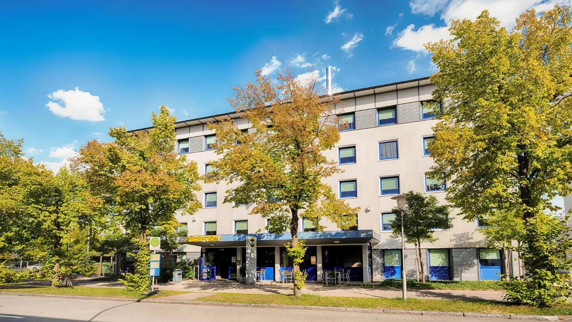 Property Building in B&B Hotel München-Garching