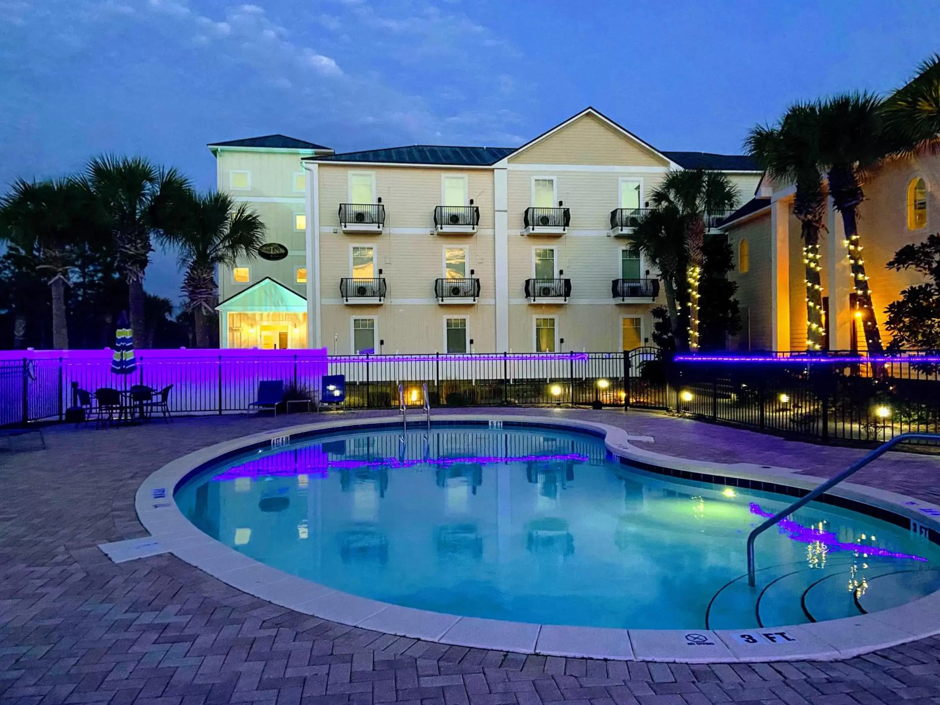Swimming pool, Property Building in 30-A Inn & Suites