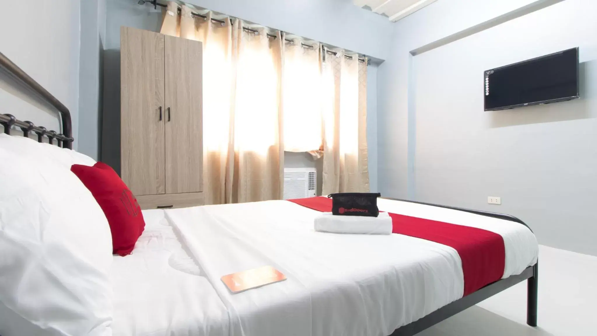 Photo of the whole room, Bed in RedDoorz @ Sunfields Lipa Batangas