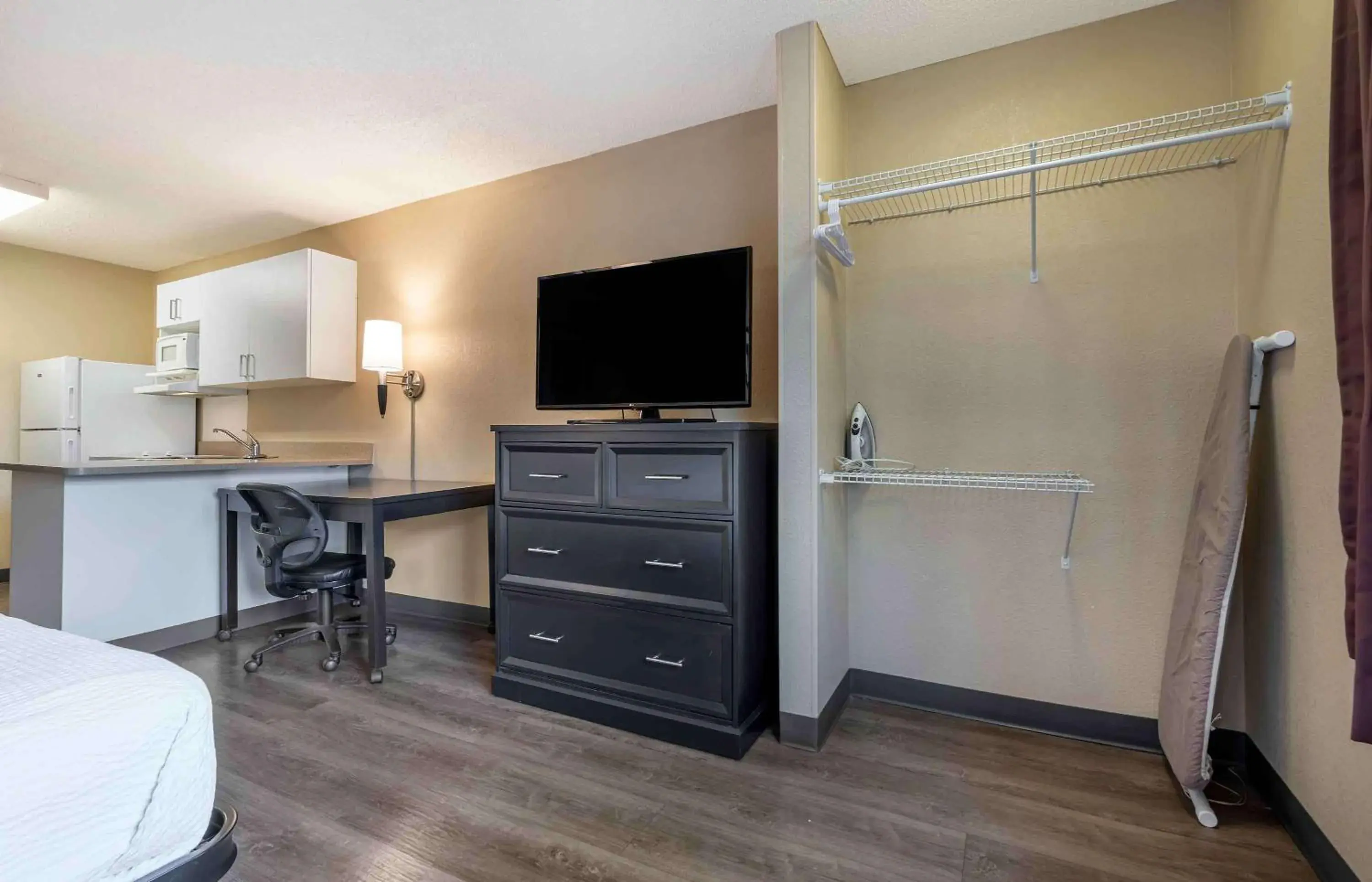 Bedroom, TV/Entertainment Center in Extended Stay America Suites - Sacramento - Roseville