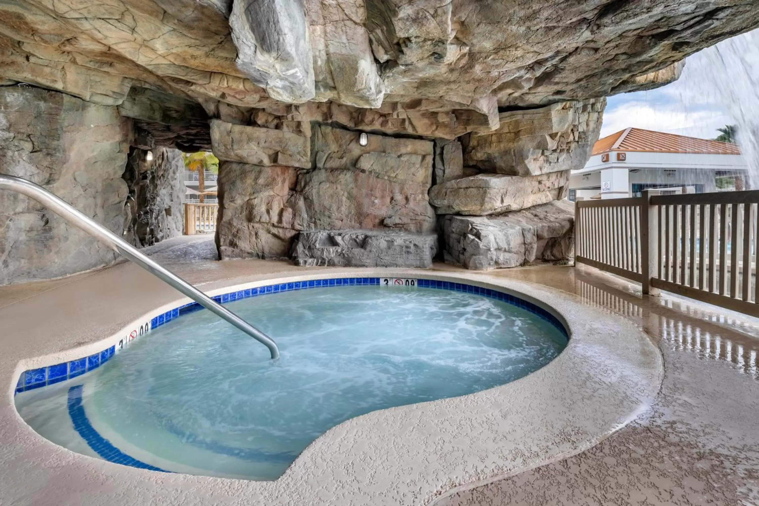 Hot Tub, Swimming Pool in Palm Canyon Resort