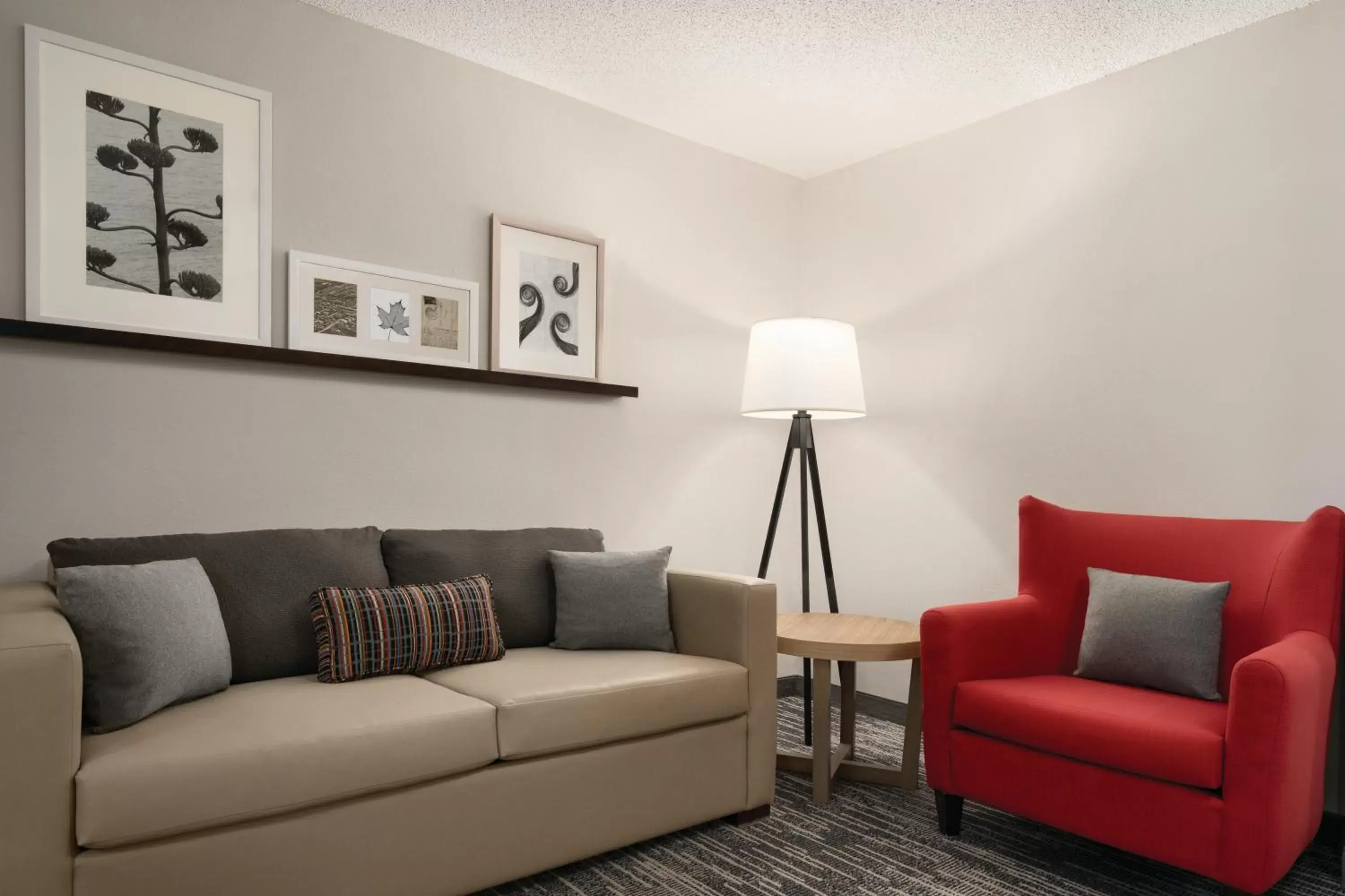 Living room, Seating Area in Country Inn & Suites by Radisson, Detroit Lakes, MN