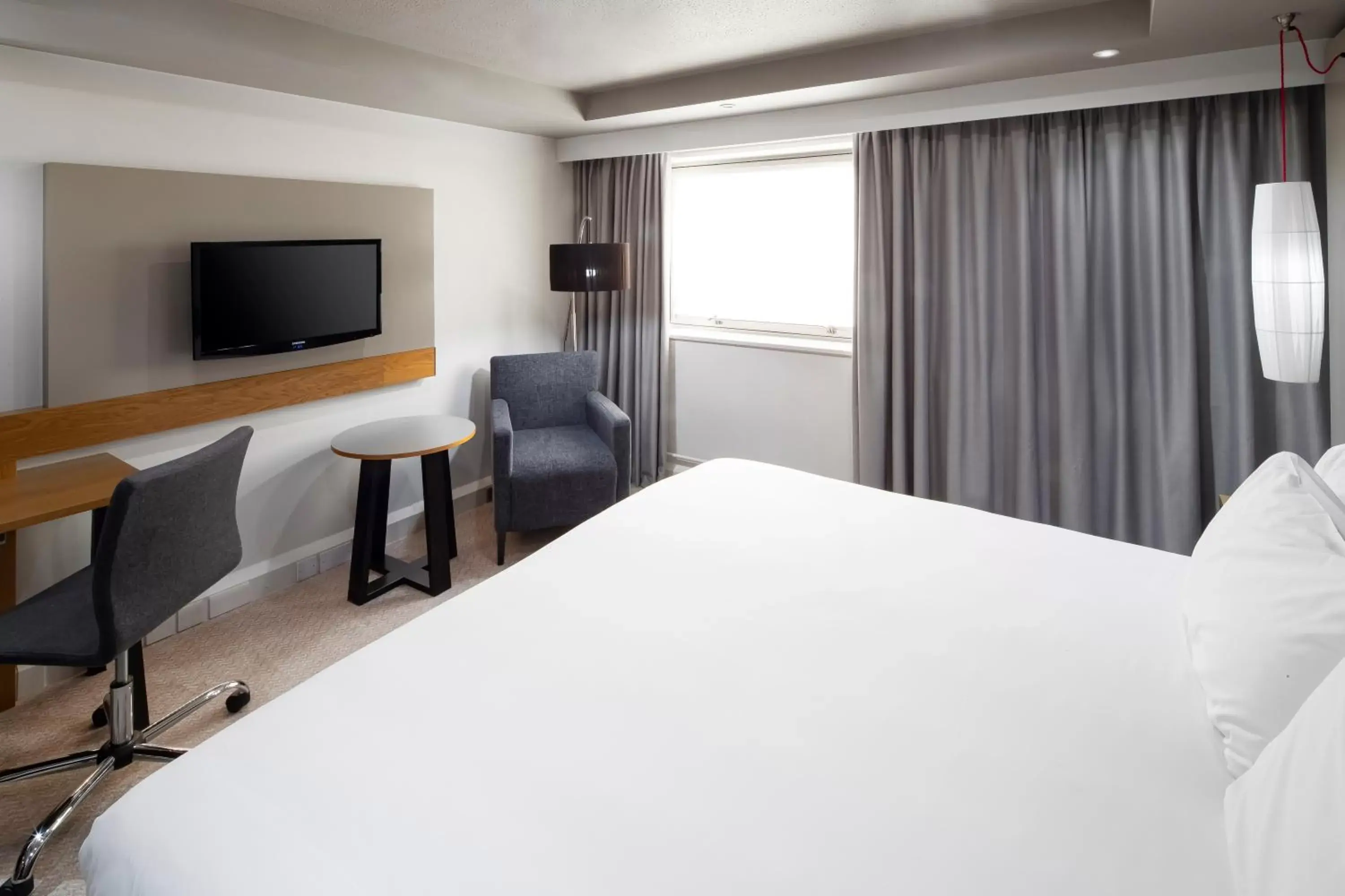 Bed, TV/Entertainment Center in Crowne Plaza Harrogate, an IHG Hotel