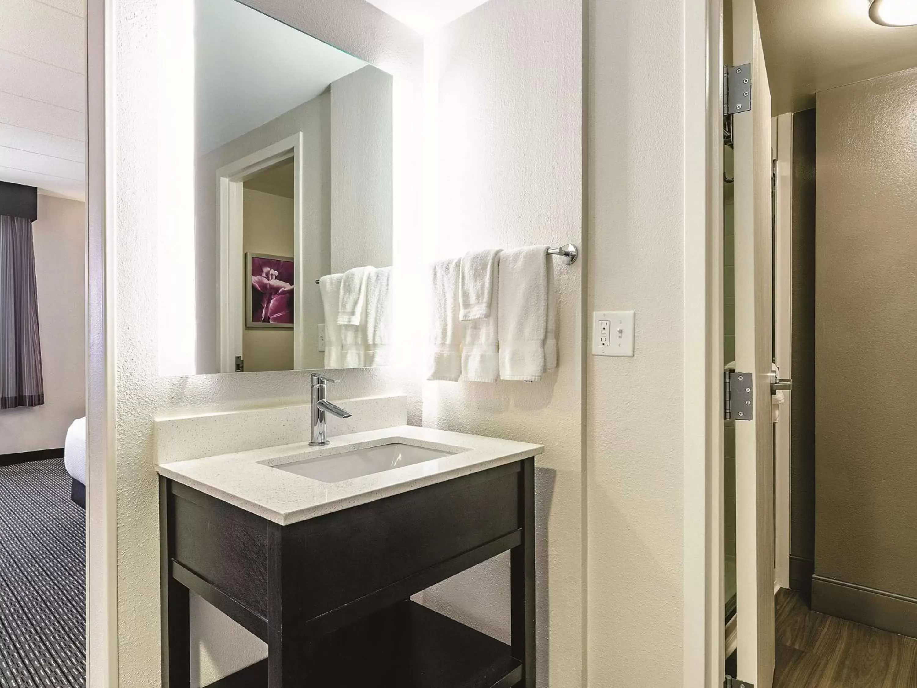 Photo of the whole room, Bathroom in La Quinta by Wyndham Warwick Providence Airport