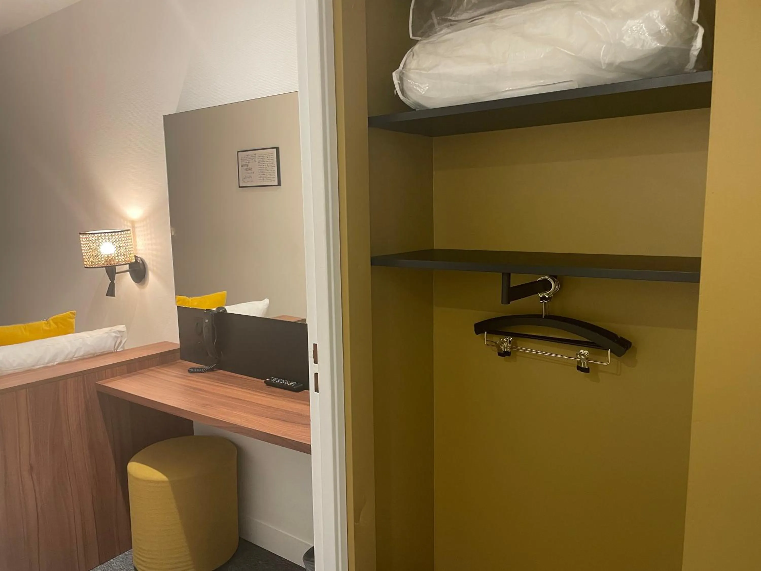 wardrobe in Hôtel Villa Berlioz