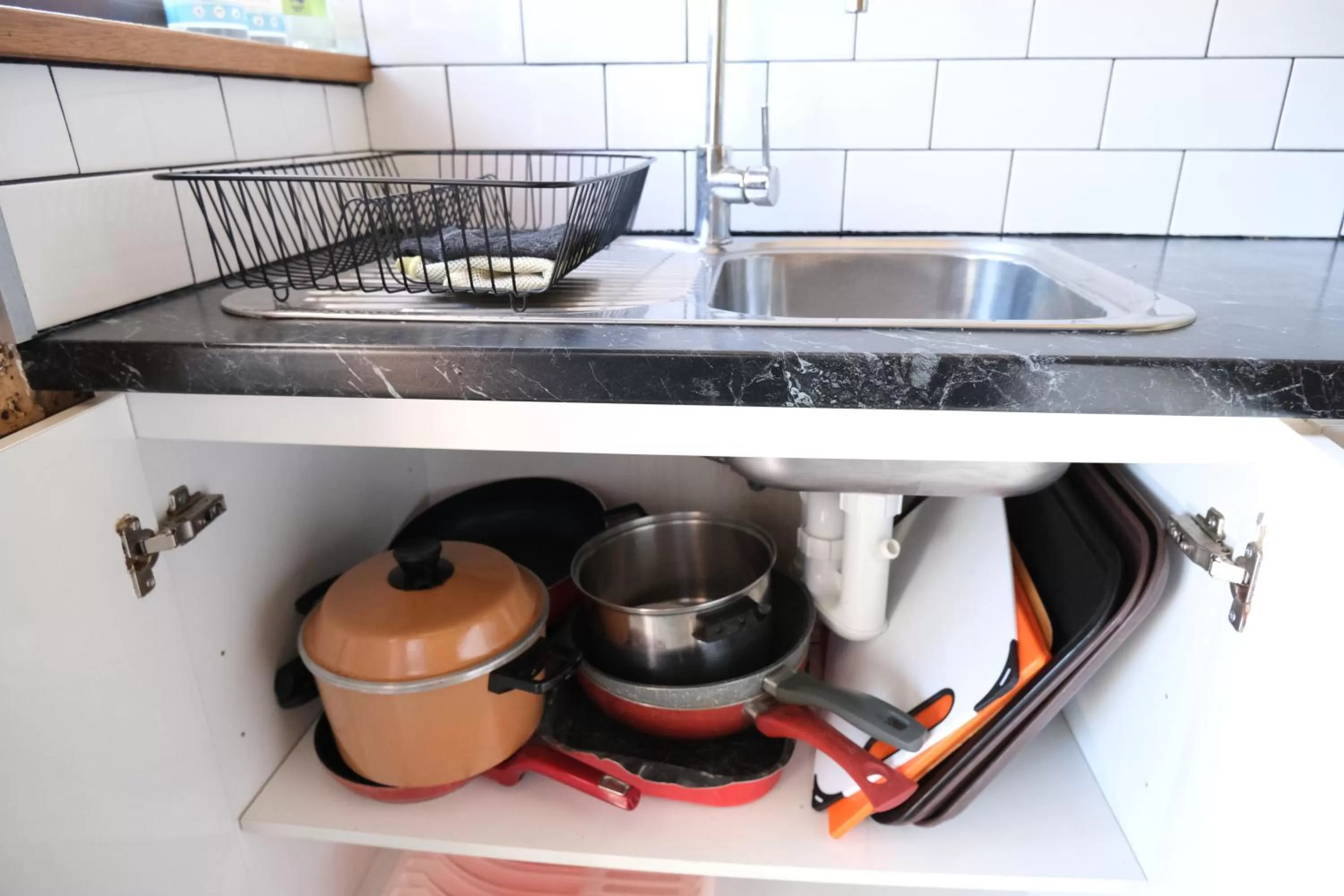 Communal kitchen in Sapphire Palms Motel