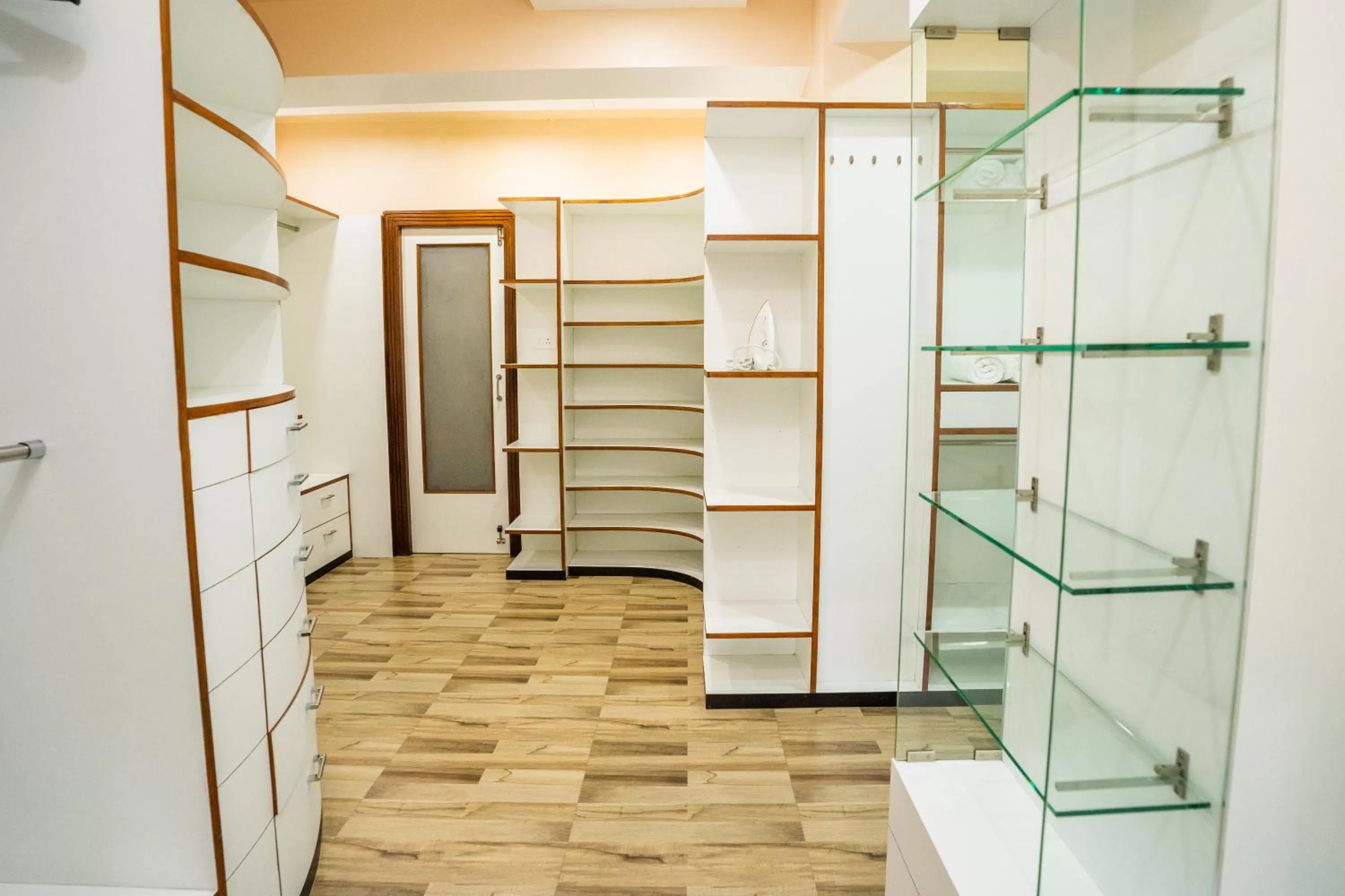 wardrobe, Bathroom in East Land Bed & Breakfast