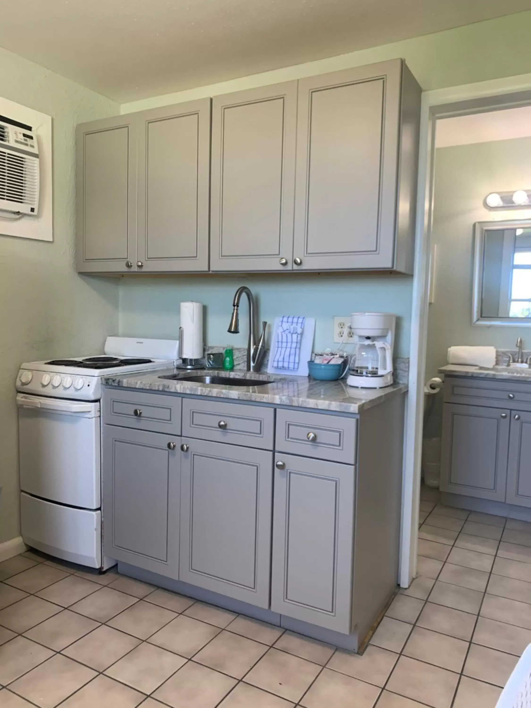 Kitchen/Kitchenette in Sea Aire Oceanfront Inn