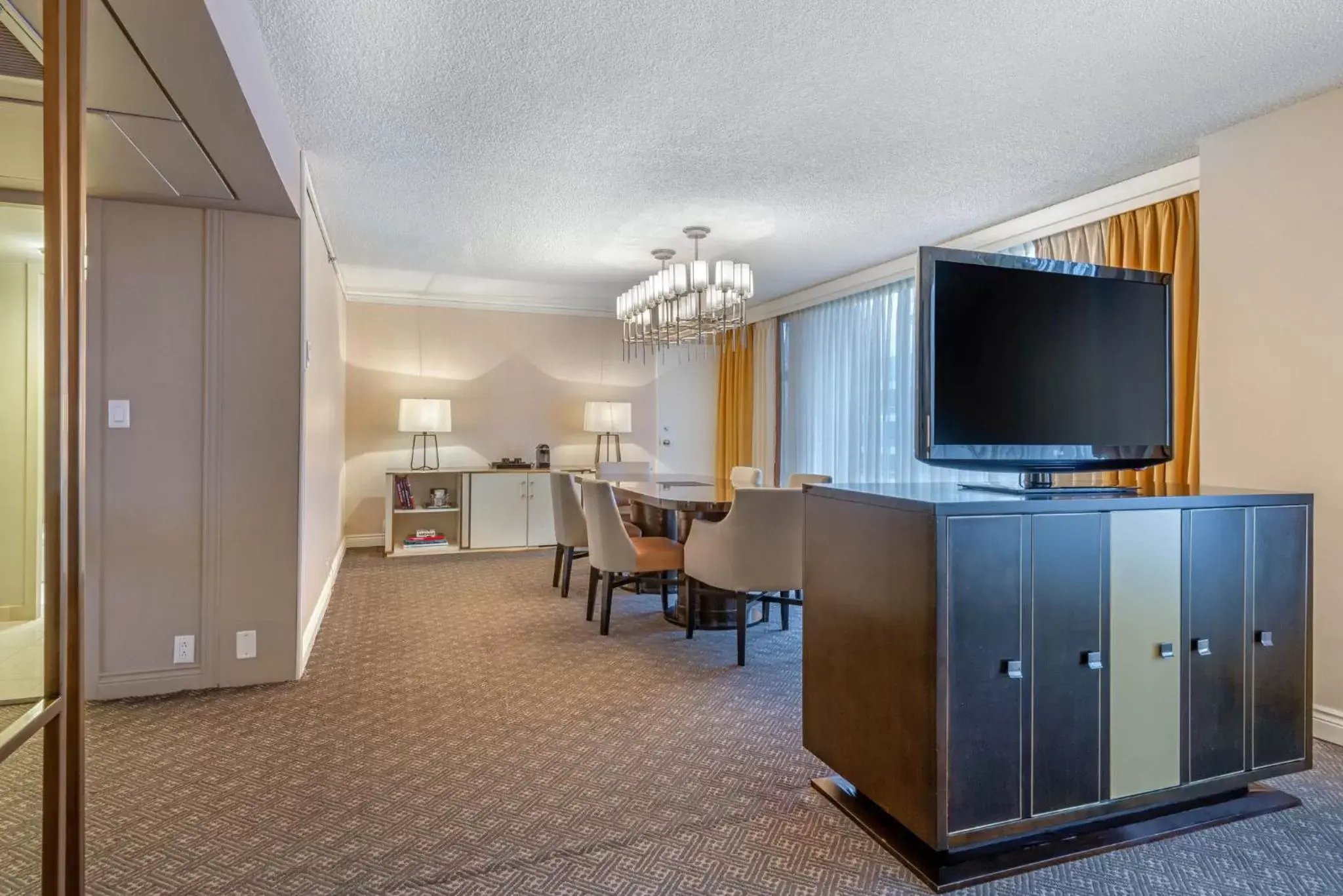 Photo of the whole room, TV/Entertainment Center in Omni Mont-Royal Hotel