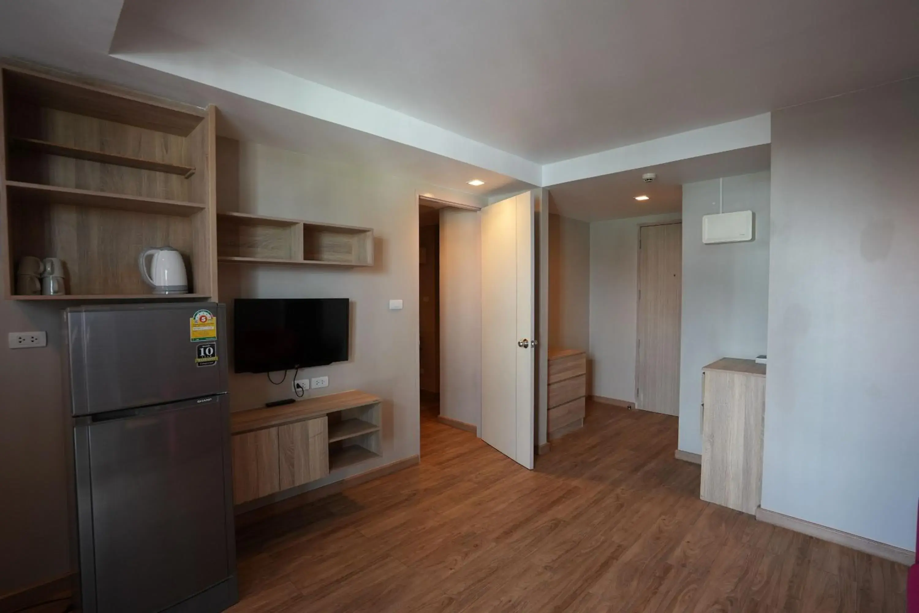 Deluxe Double Room in Baan Tanwa - MRT Ratchadapisek Exit 1 or 2 Deluxe Double Room in Baan Tanwa - MRT Ratchadapisek Exit 1 or 2