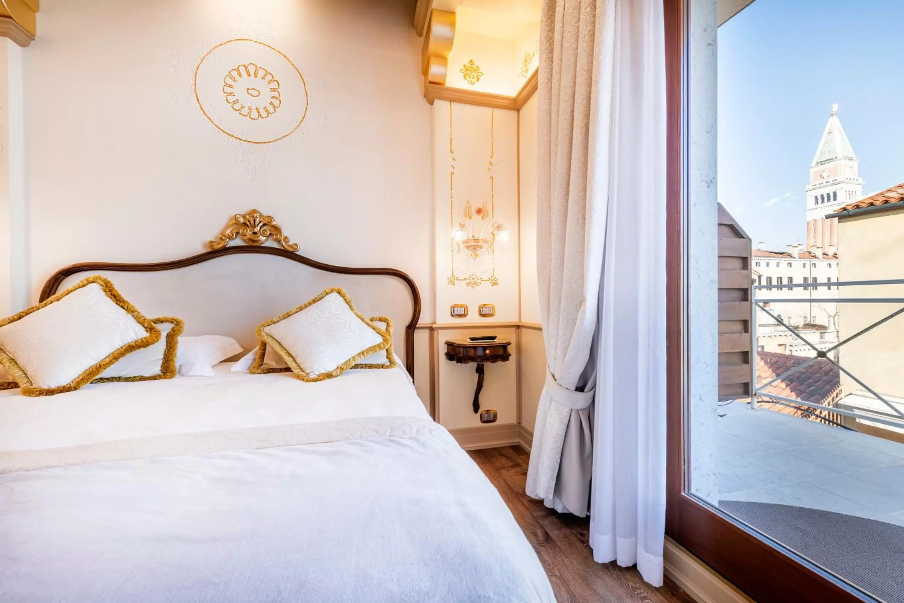 Bed in Monaco & Grand Canal