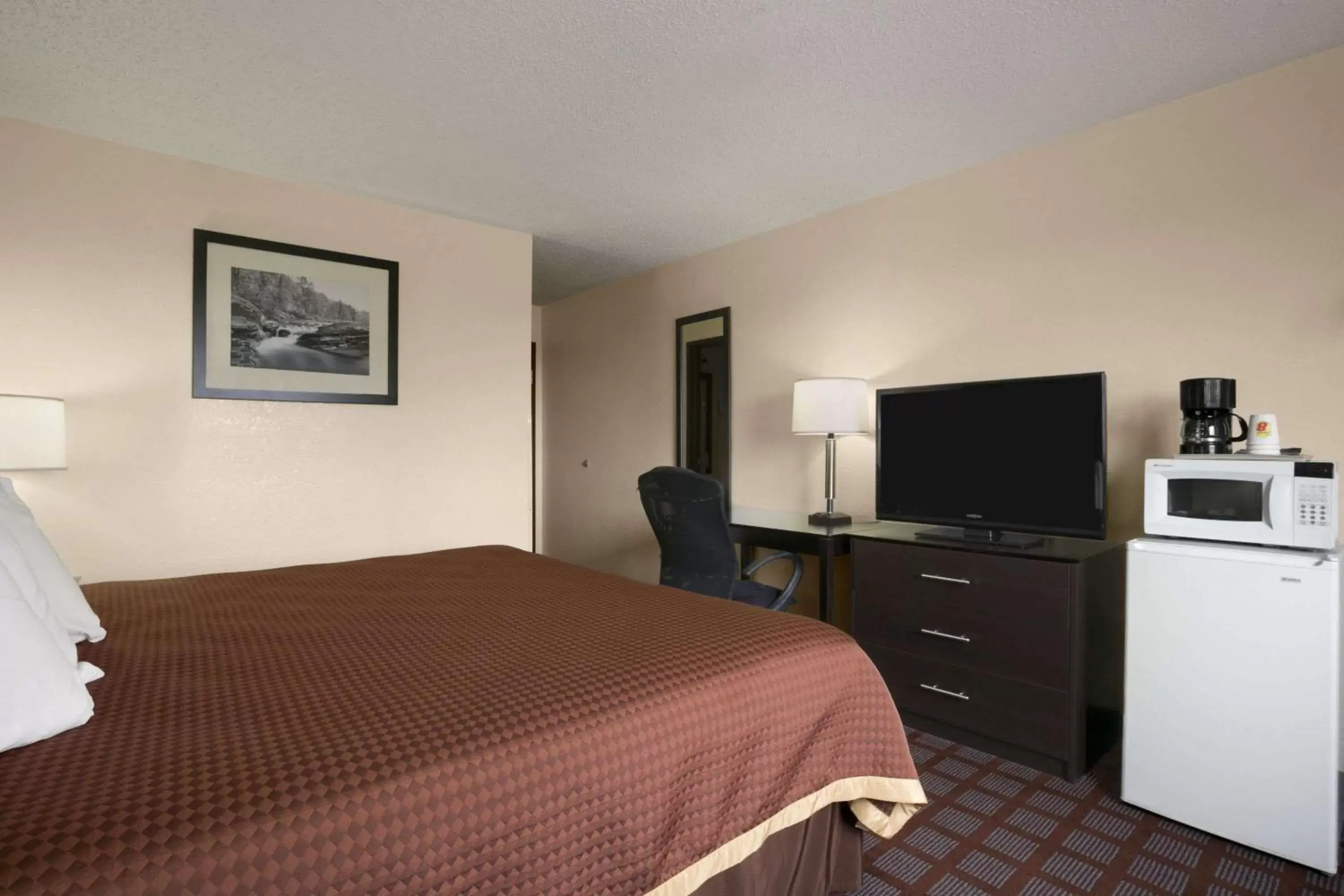 Photo of the whole room, Bed in Super 8 by Wyndham Saginaw