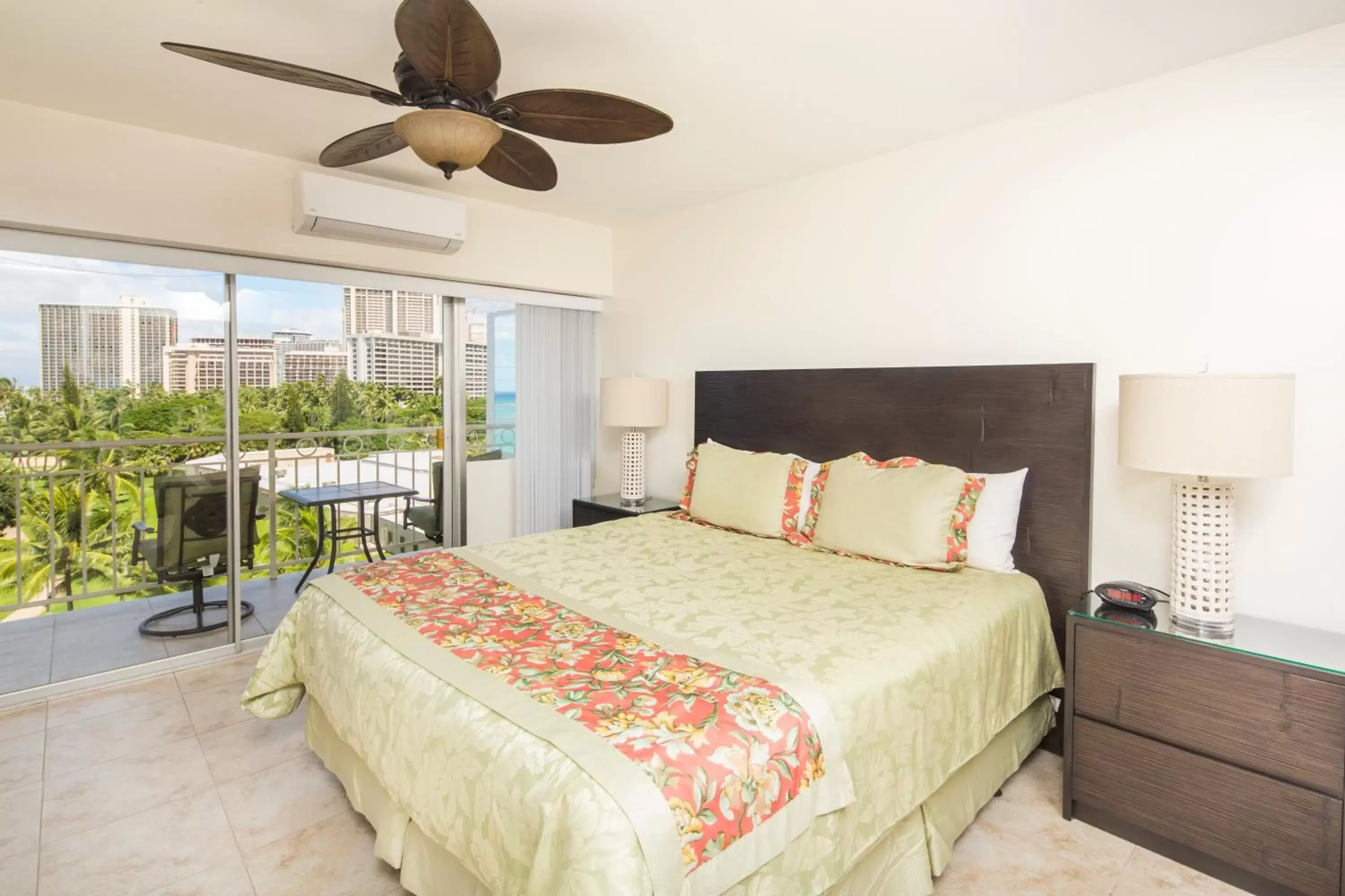 Bedroom, Bed in Castle Waikiki Shore Beachfront Condominiums