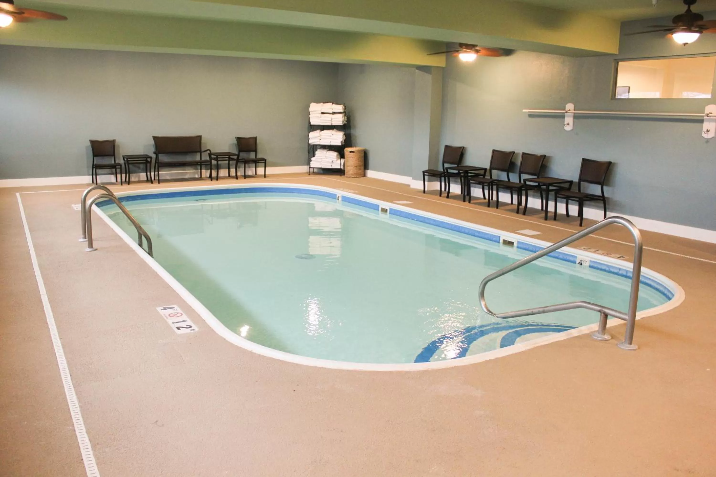 Swimming pool in Holiday Inn Express Osage Beach - Lake of the Ozarks by IHG