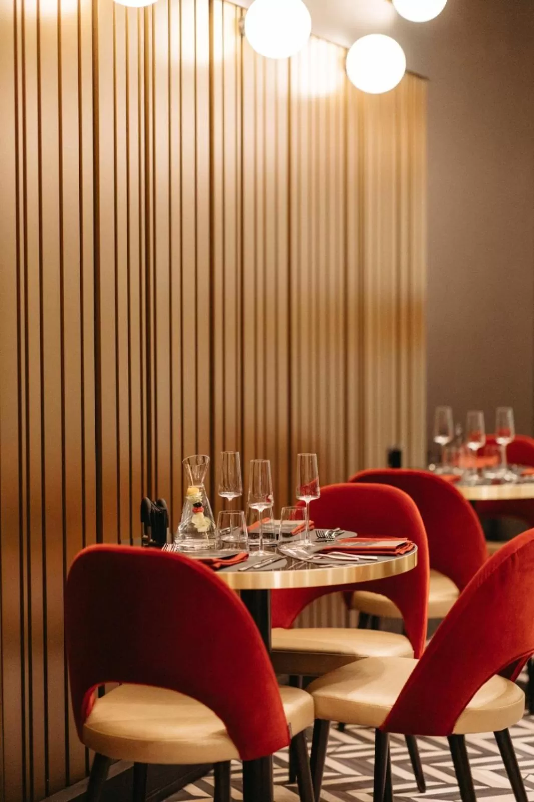 Restaurant/places to eat in Hotel Select