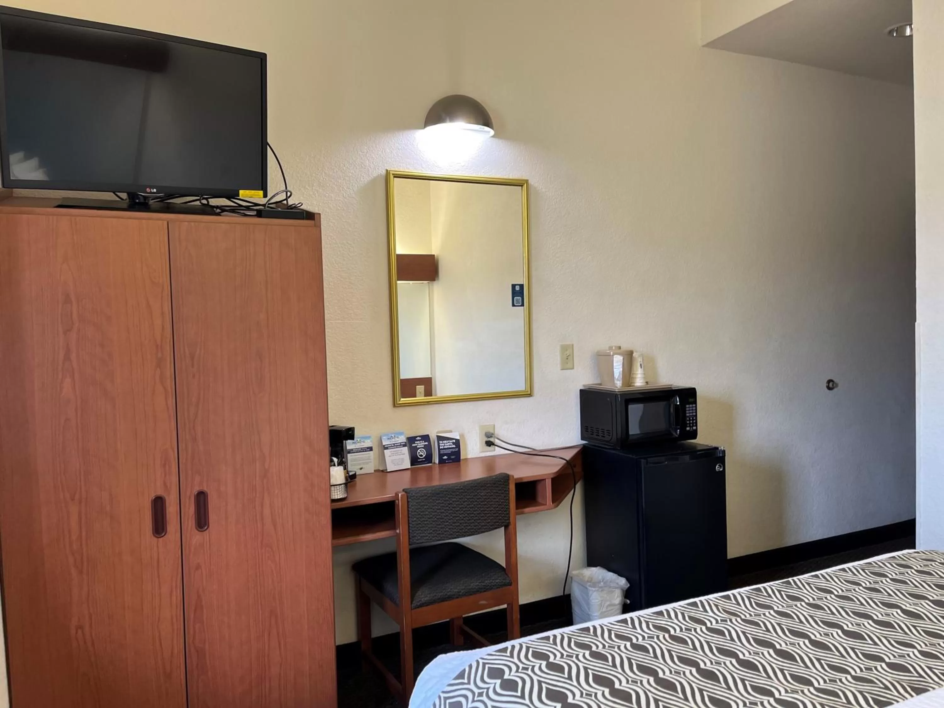 TV and multimedia, Bed in Microtel Inn and Suites by Wyndham - Lady Lake/ The Villages