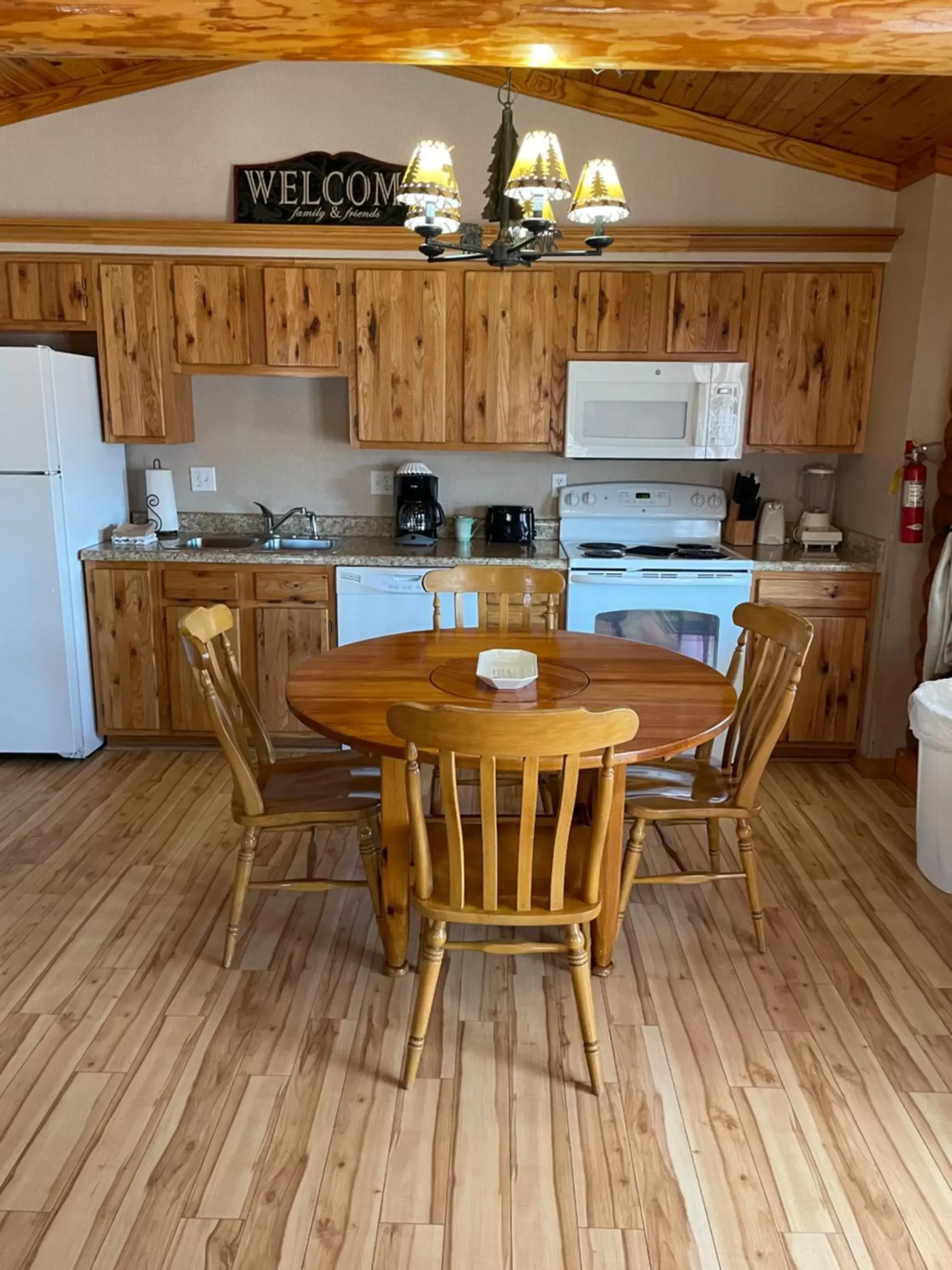 Kitchen or kitchenette, Kitchen/Kitchenette in Crown Lake Resort & RV