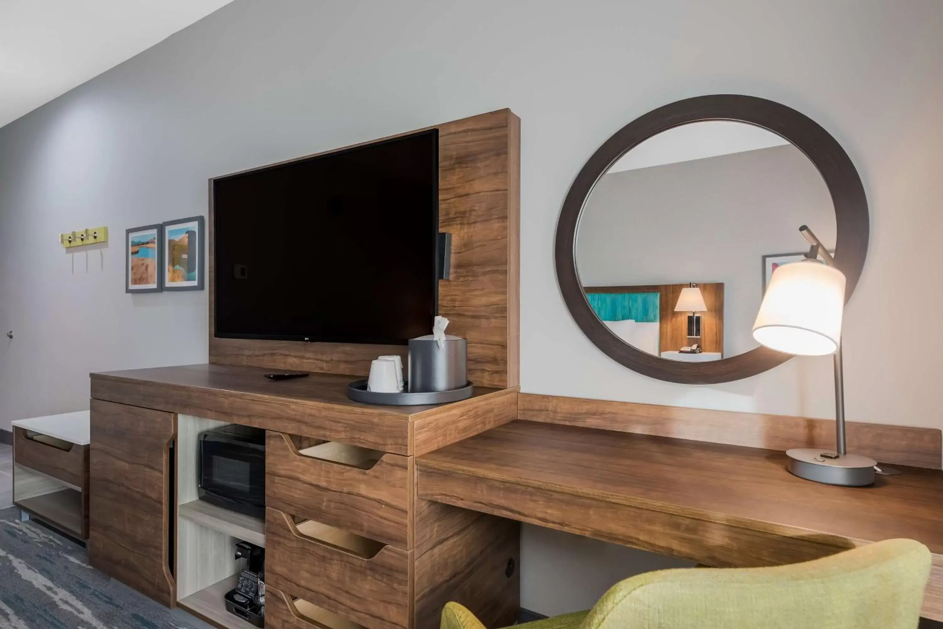 Bedroom, TV/Entertainment Center in Hampton Inn By Hilton Williams