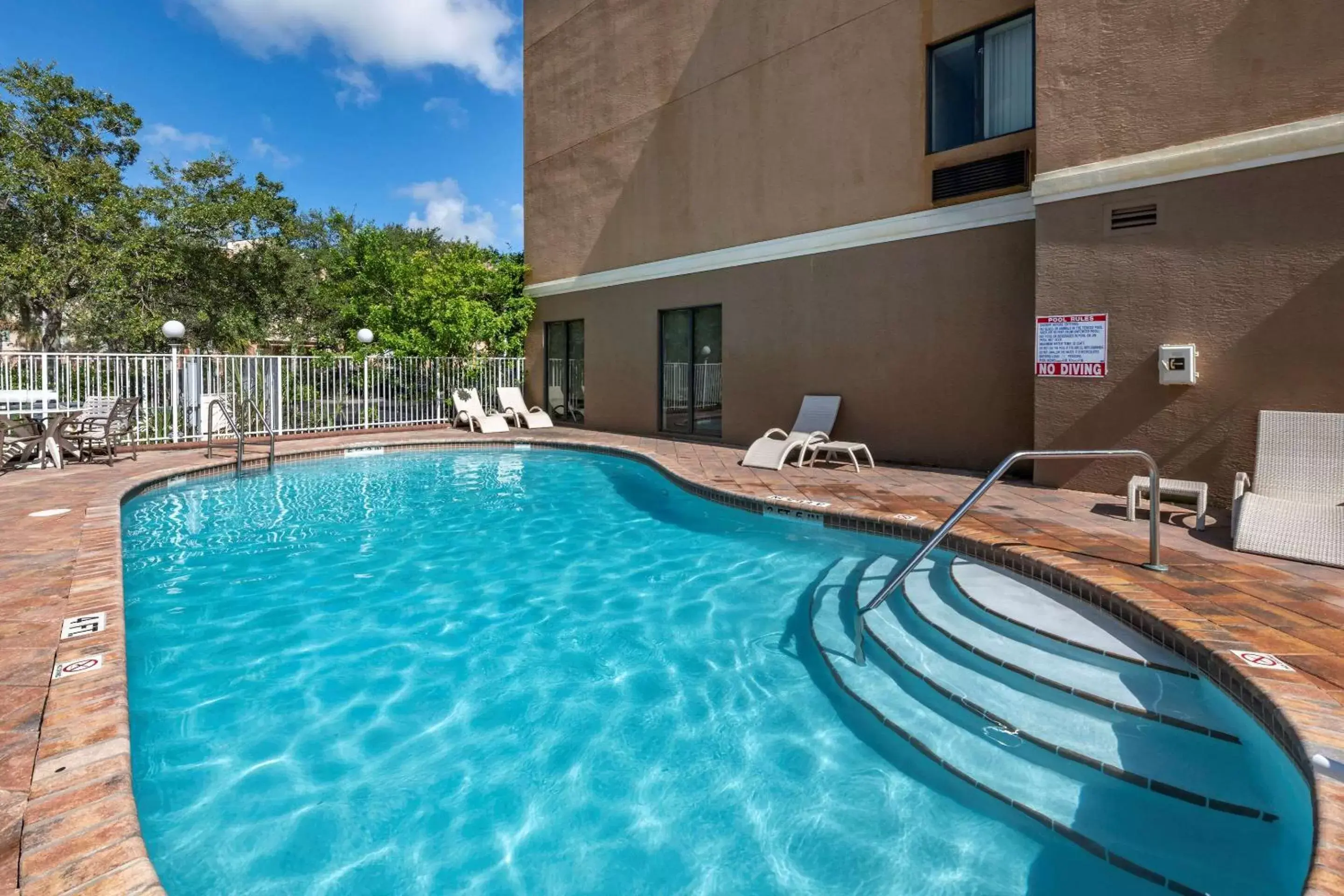 Activities, Swimming Pool in Comfort Suites Fort Pierce I-95