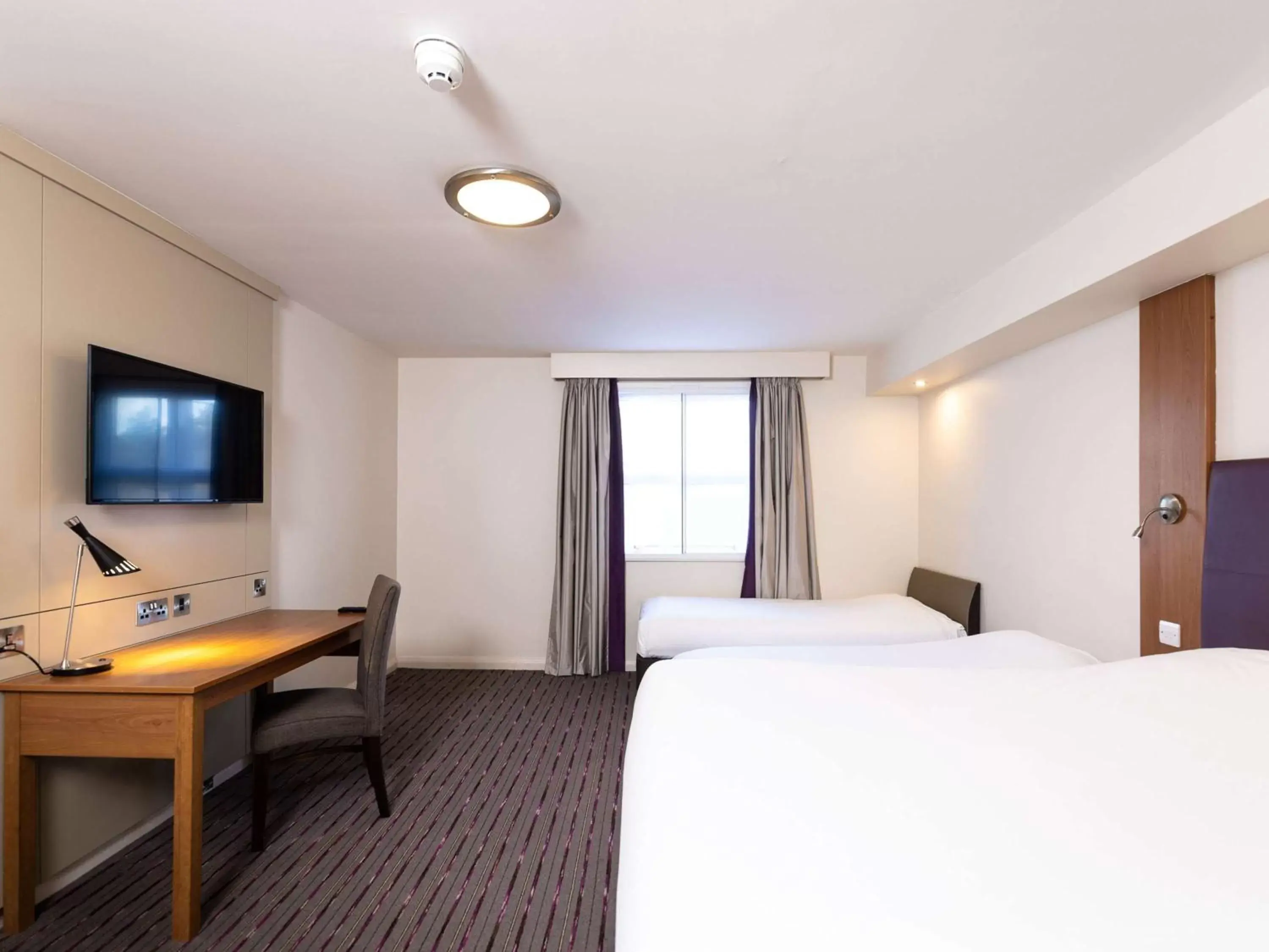 Bedroom, TV/Entertainment Center in Riverside Hotel Coleraine