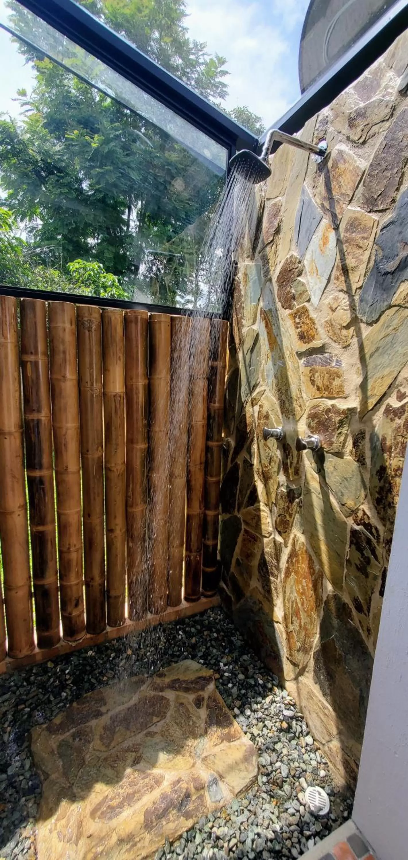 Shower in Ecohotel Alma