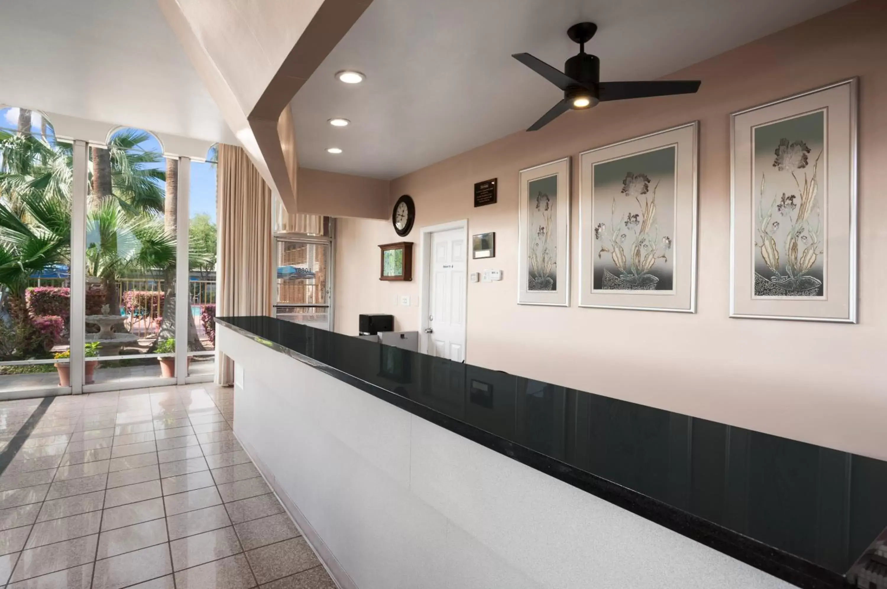 Lobby or reception in Travelodge by Wyndham Bakersfield Lobby or reception in Travelodge by Wyndham Bakersfield