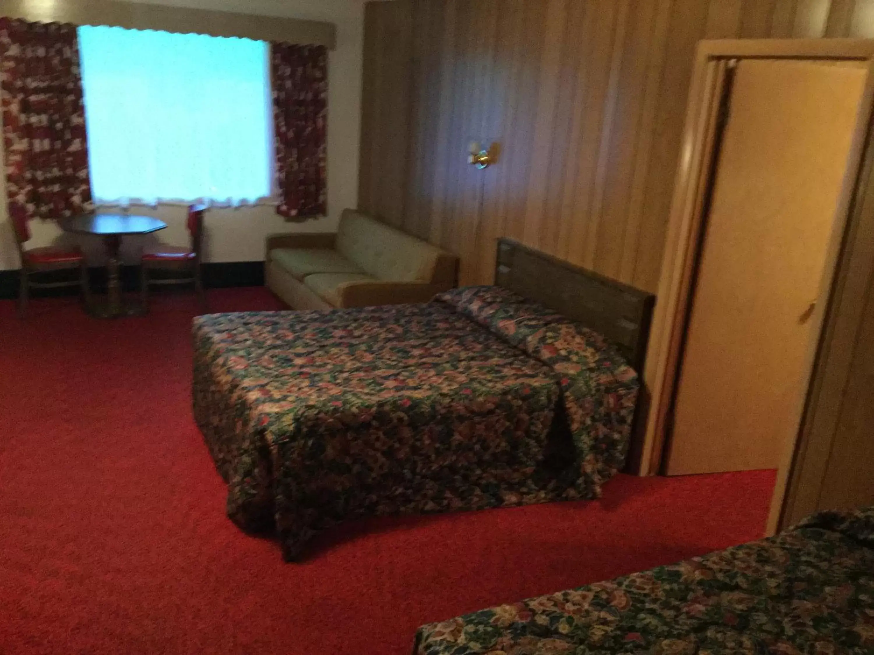 Photo of the whole room, Bed in Cedars Motel