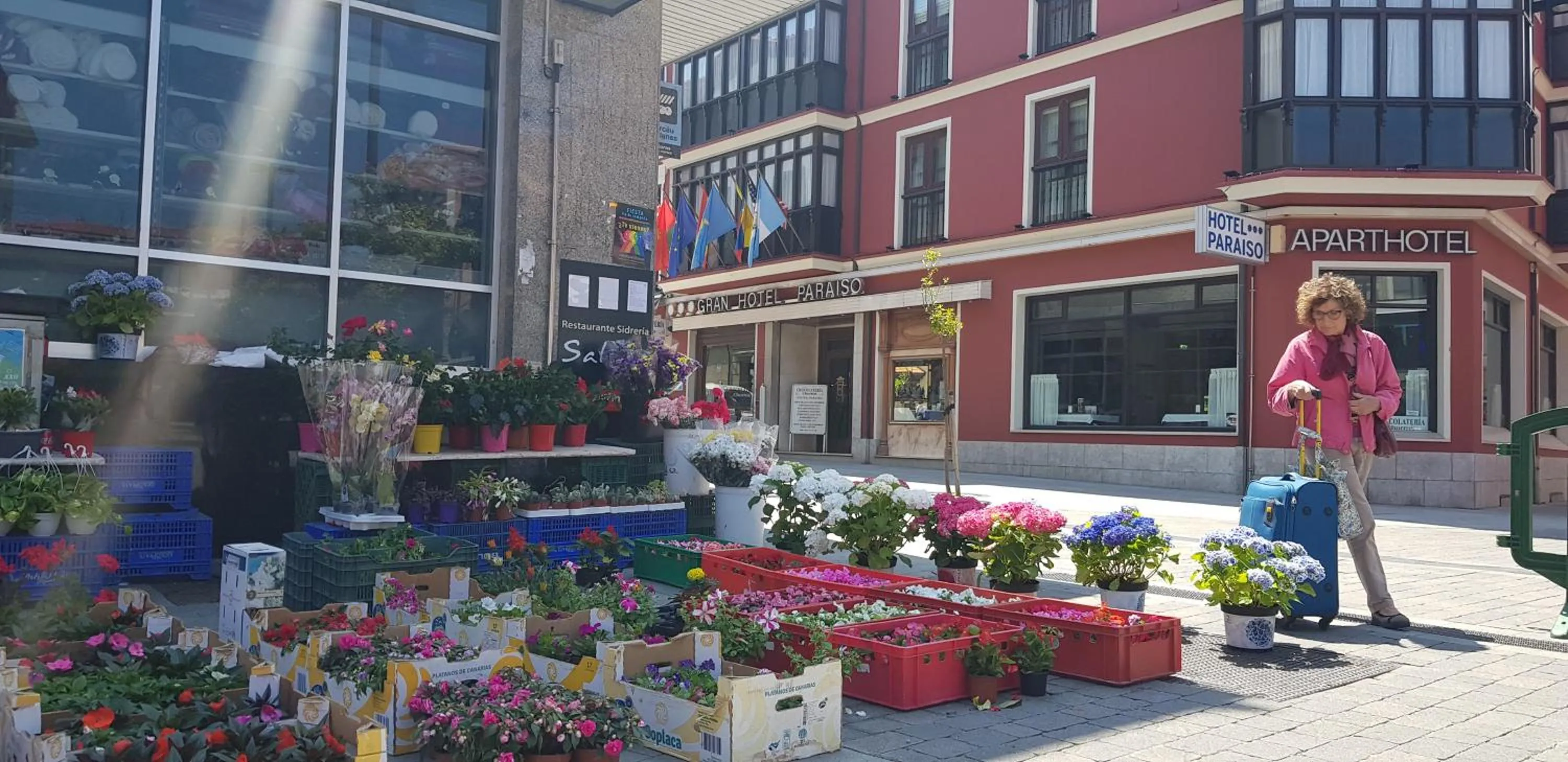 People in Gran Hotel Paraiso