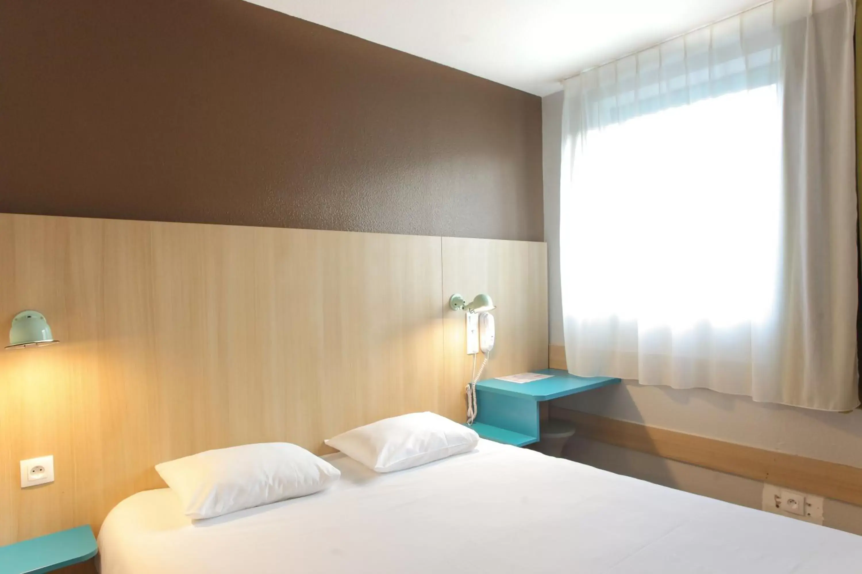 Shower, Bed in Hotel Reseda