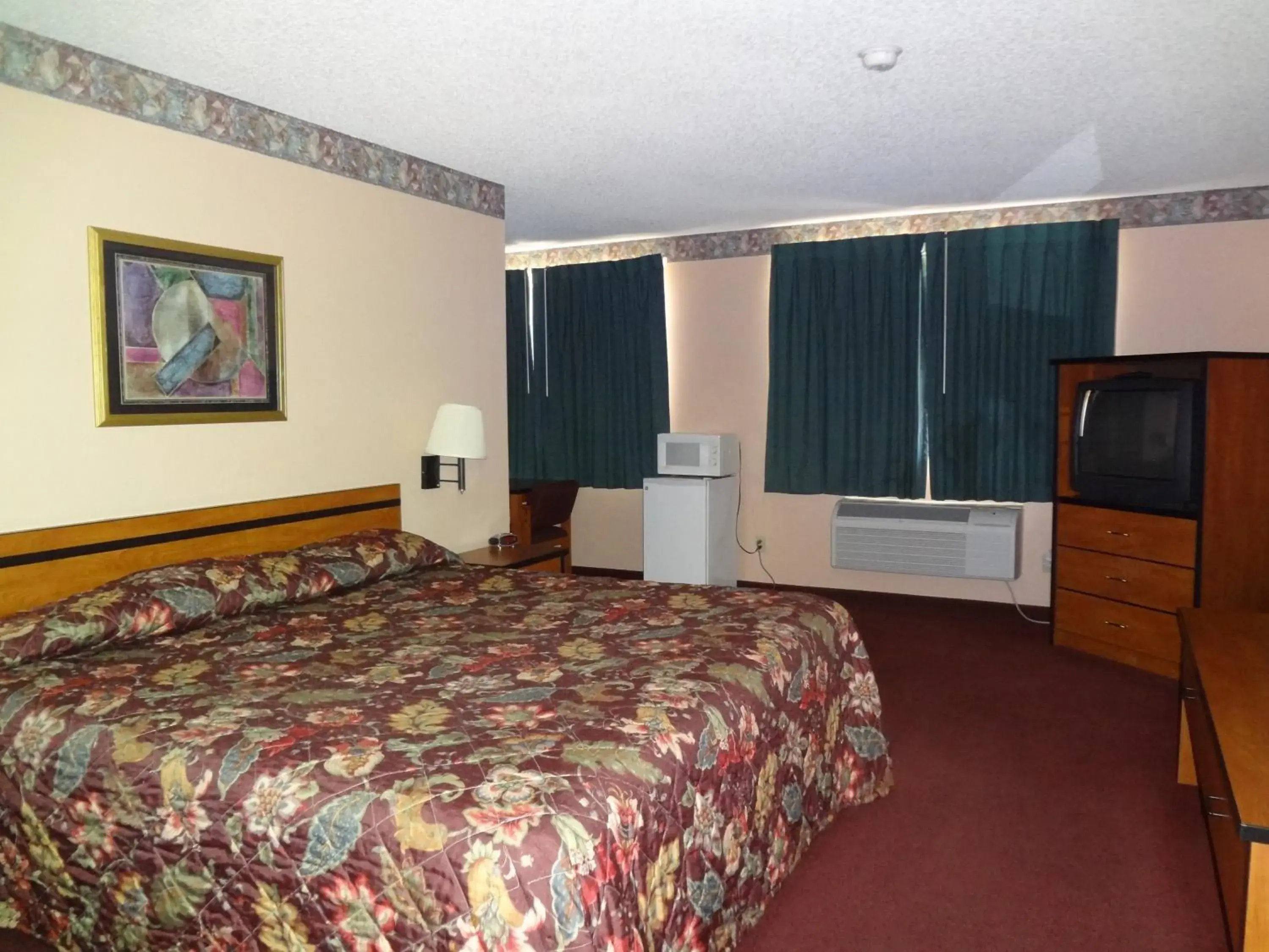 Photo of the whole room, Bed in Super 8 by Wyndham Colorado Springs Airport