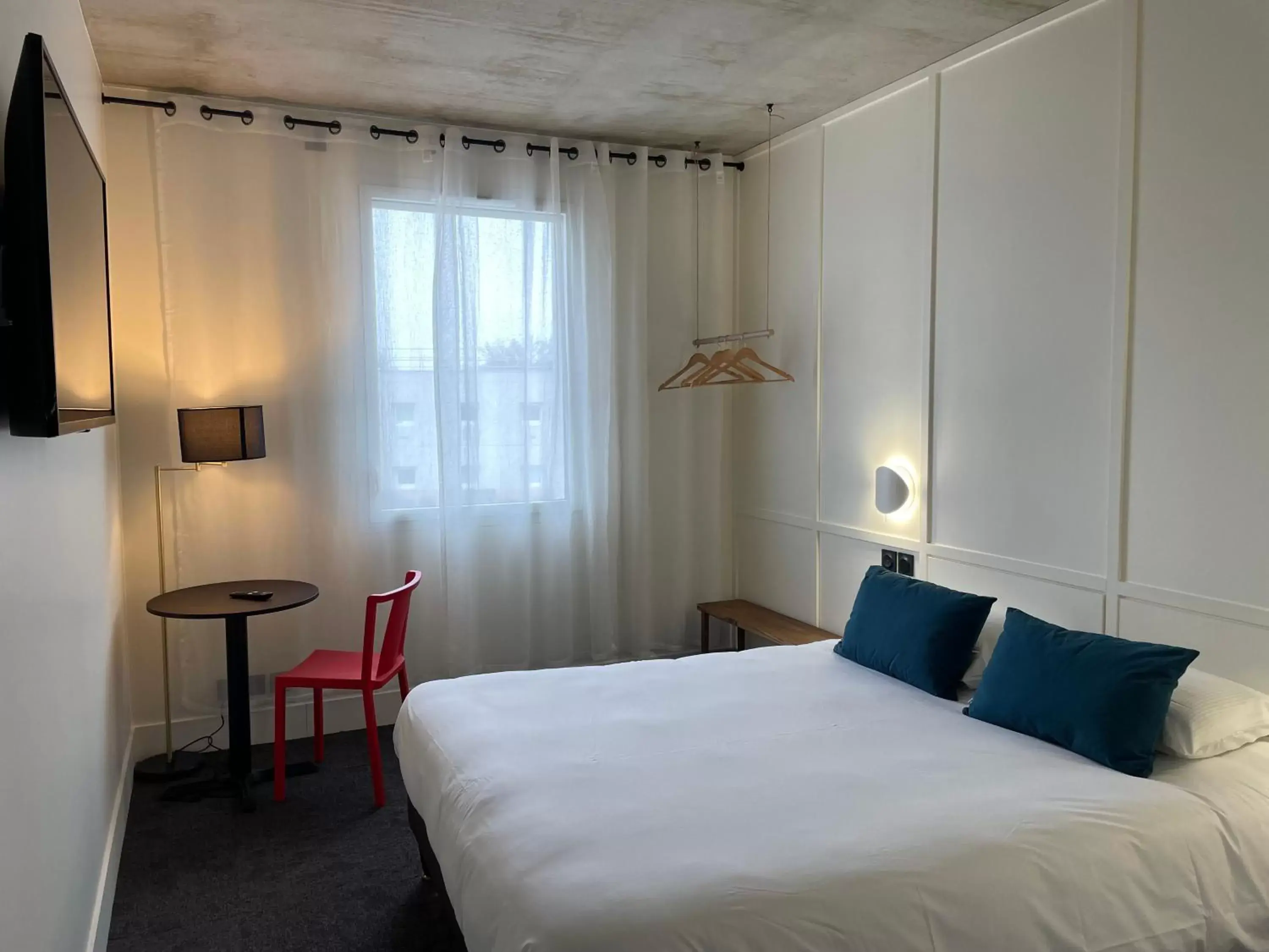 Bedroom, Bed in The Originals City, Hôtel Theo Limoges