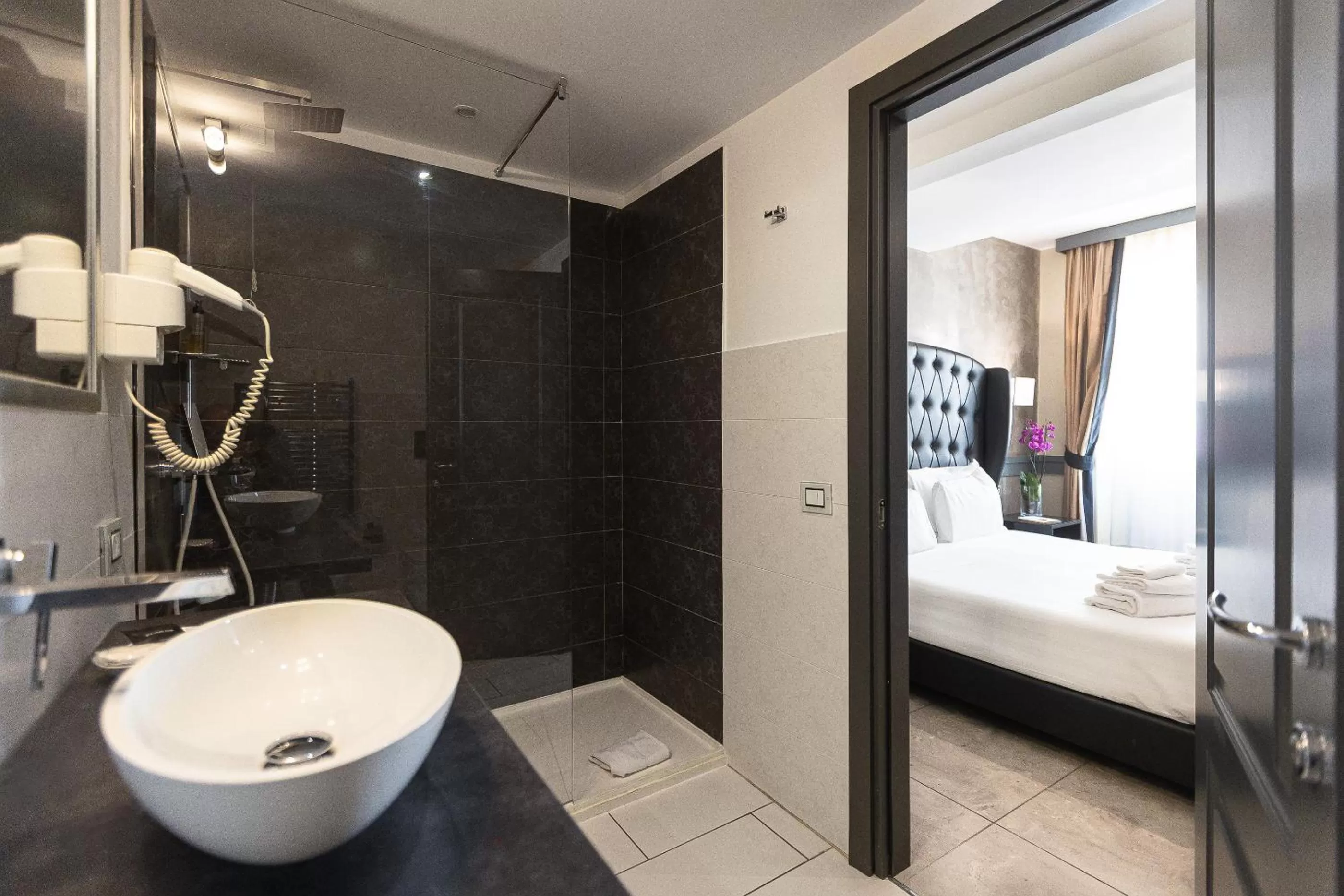 Bathroom, Bed in Hotel Castellino Roma