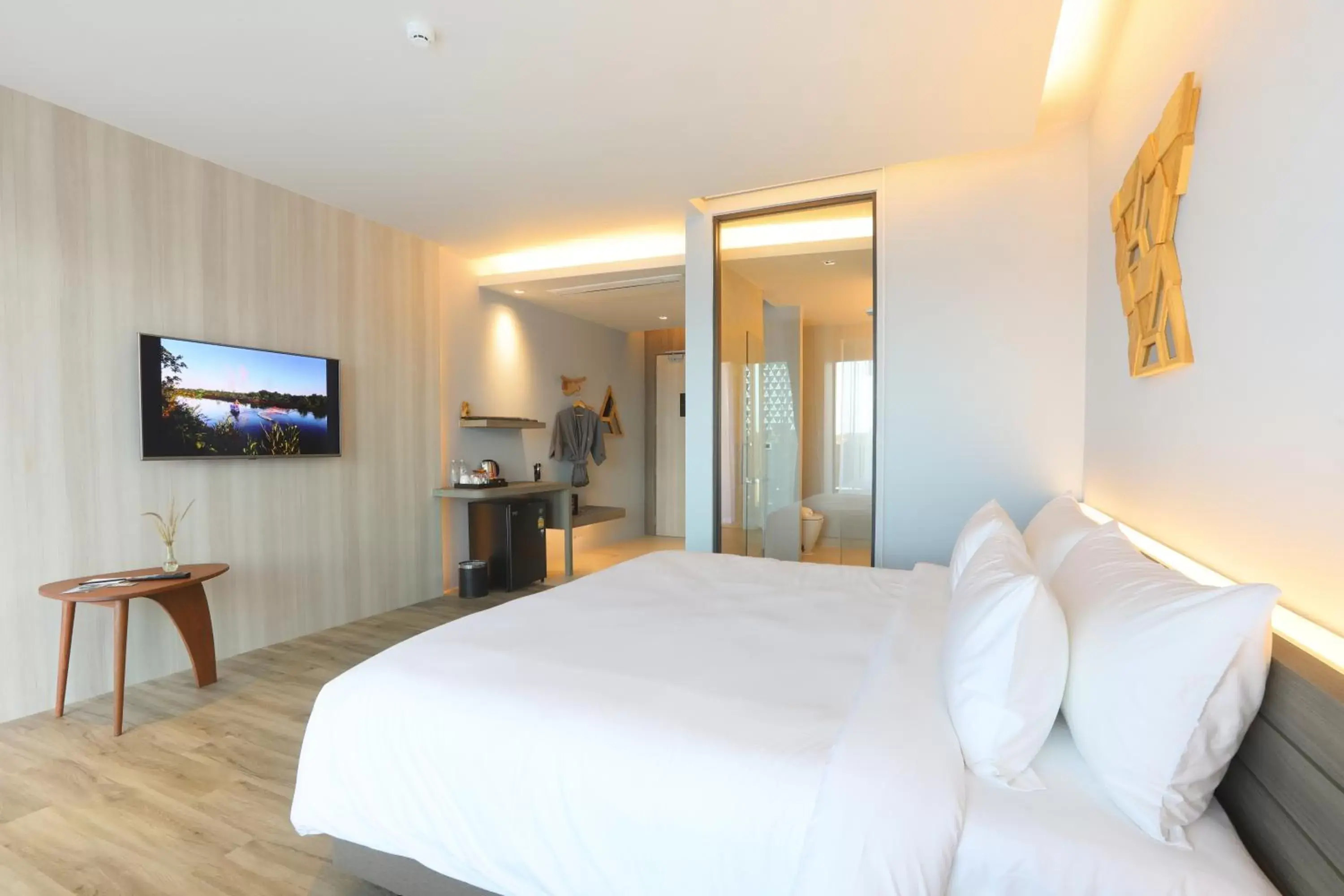 TV and multimedia, Bed in The Signature Hotel Airport