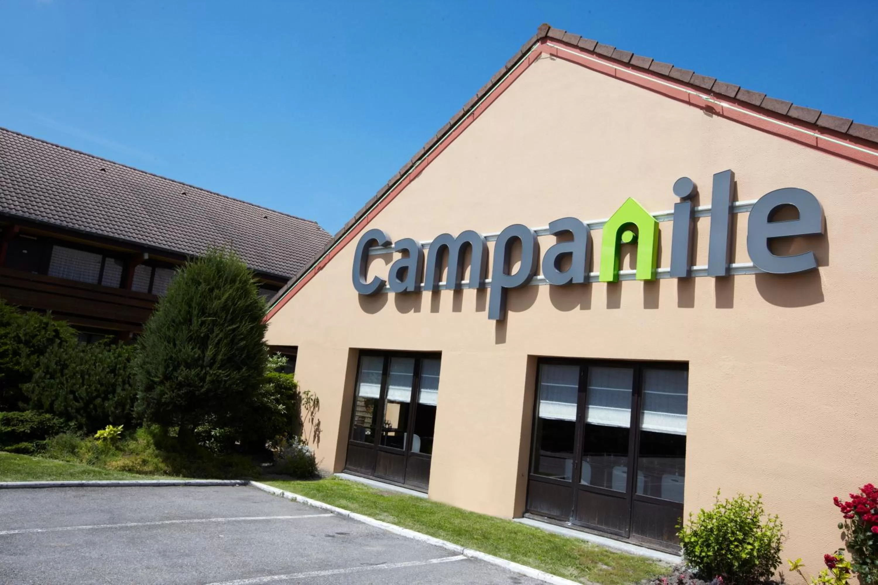 Facade/entrance in Campanile Calais